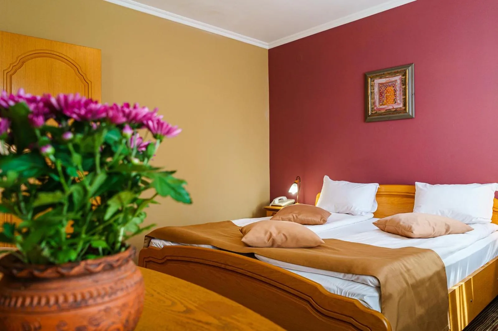 Photo of the whole room, Bed in Hotel Avion - Self check in