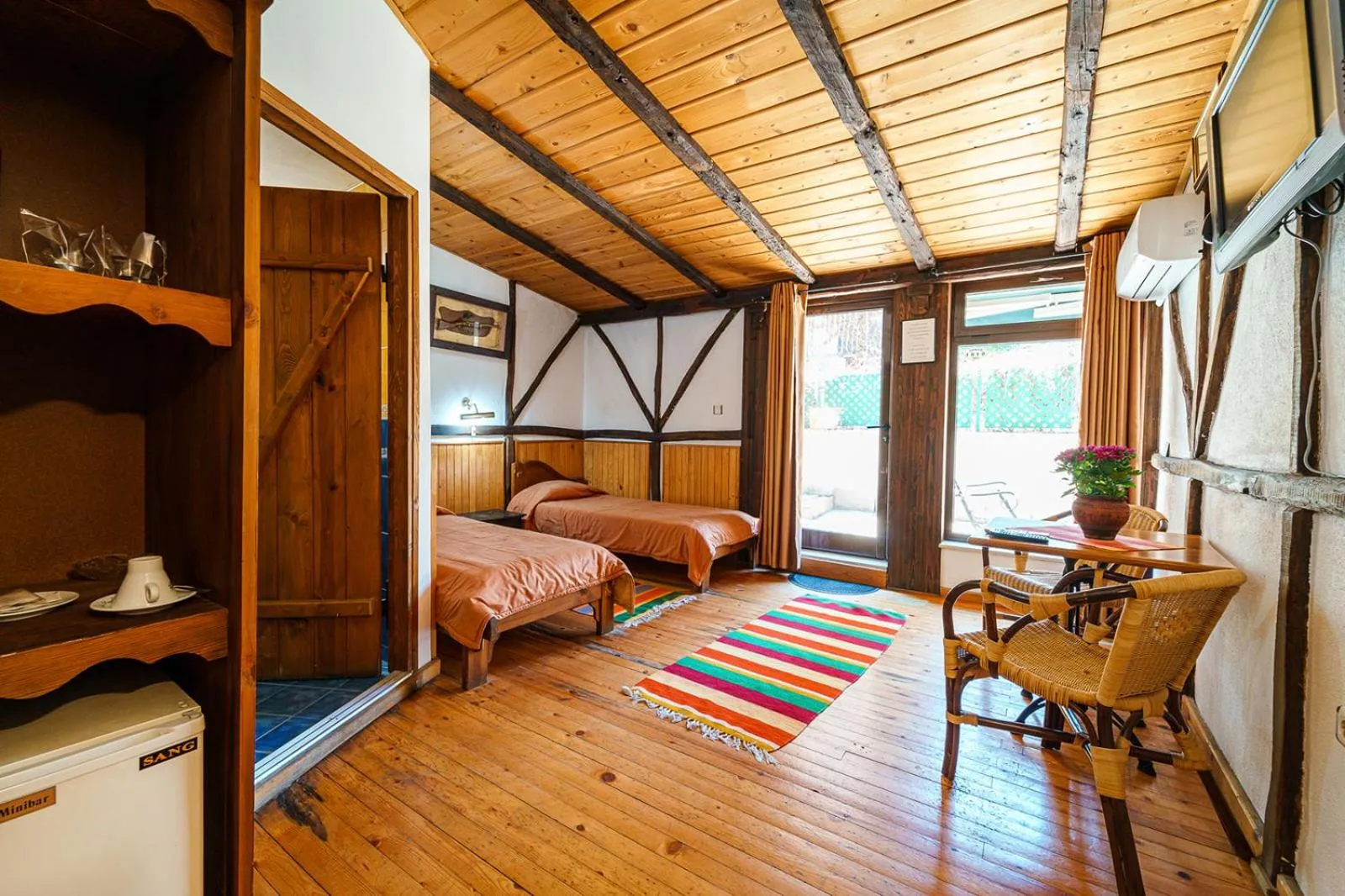 Patio, Bed in Hotel Avion - Self check in