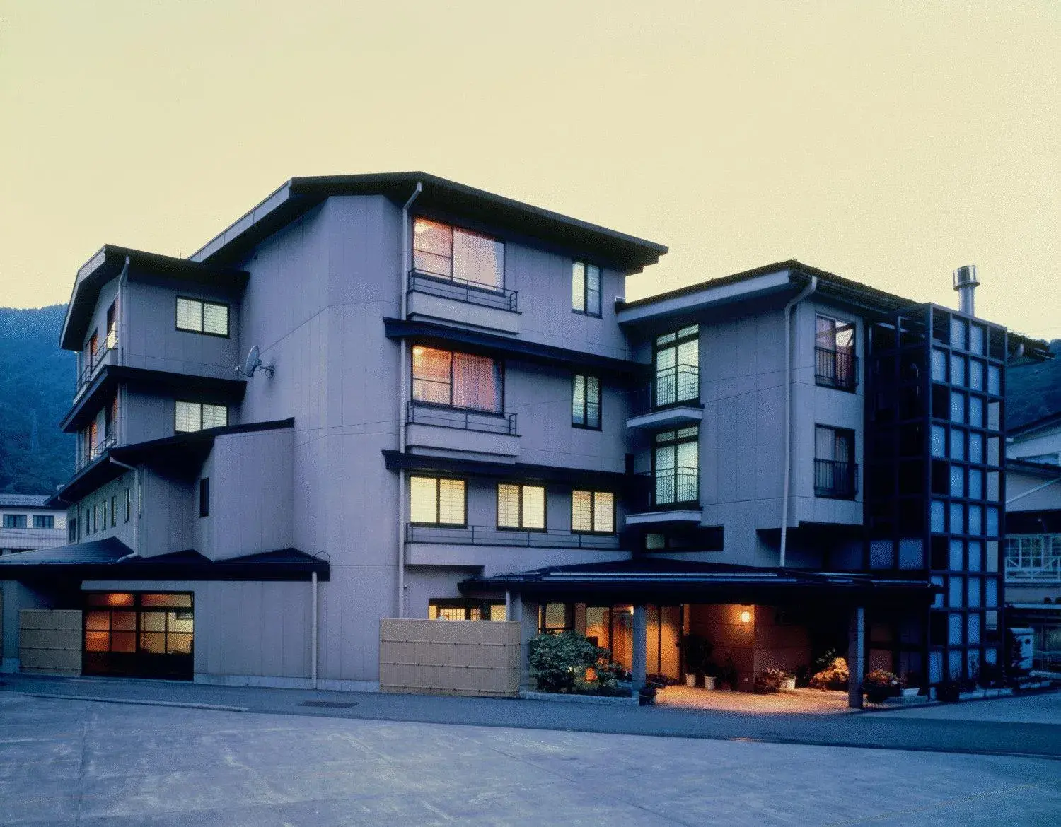 Property building in Hiratakan Property building in Hiratakan