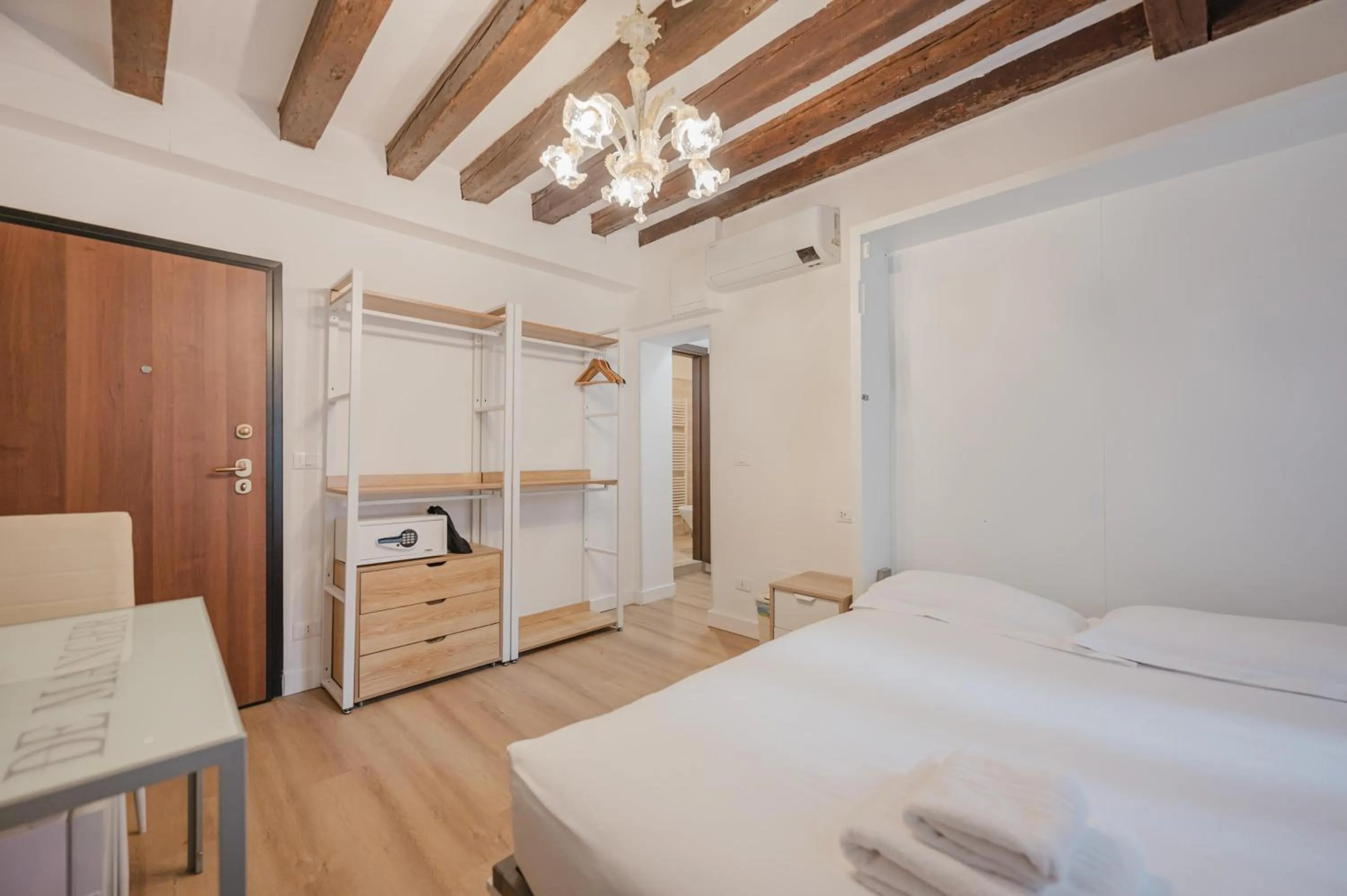 Bedroom, Bed in Rialto Suite 707