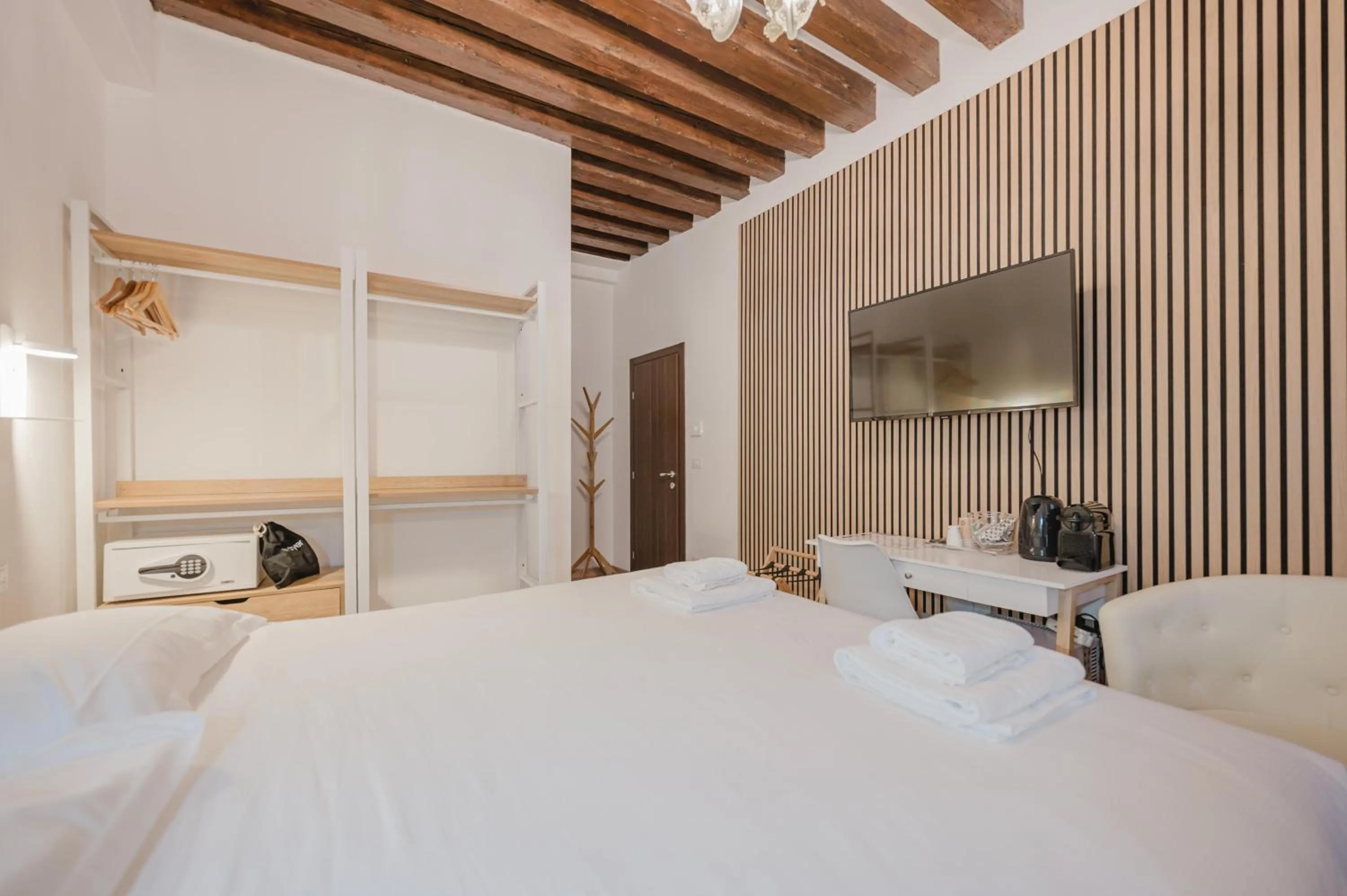 Bedroom, Bed in Rialto Suite 707