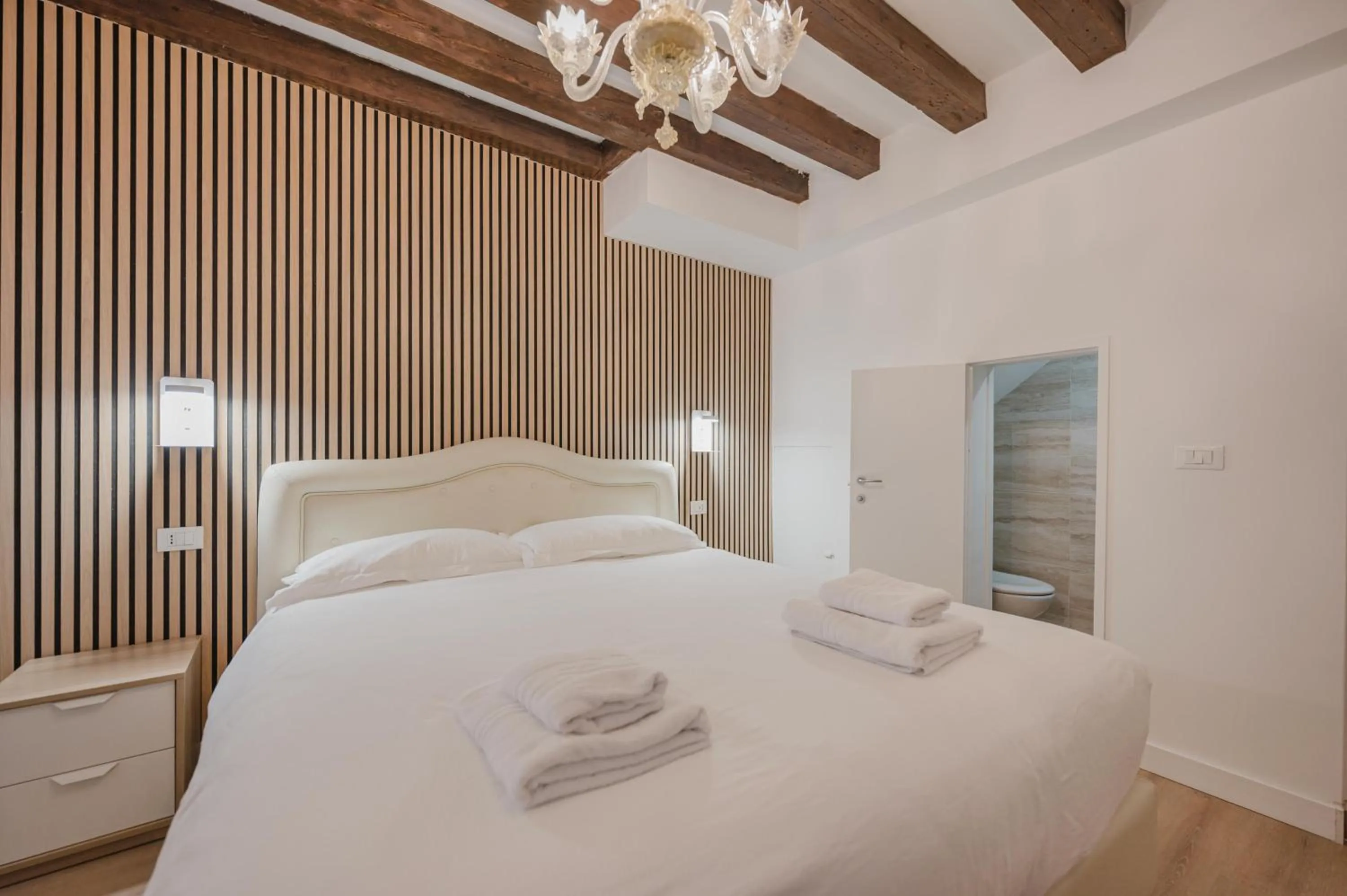 Bedroom, Bed in Rialto Suite 707