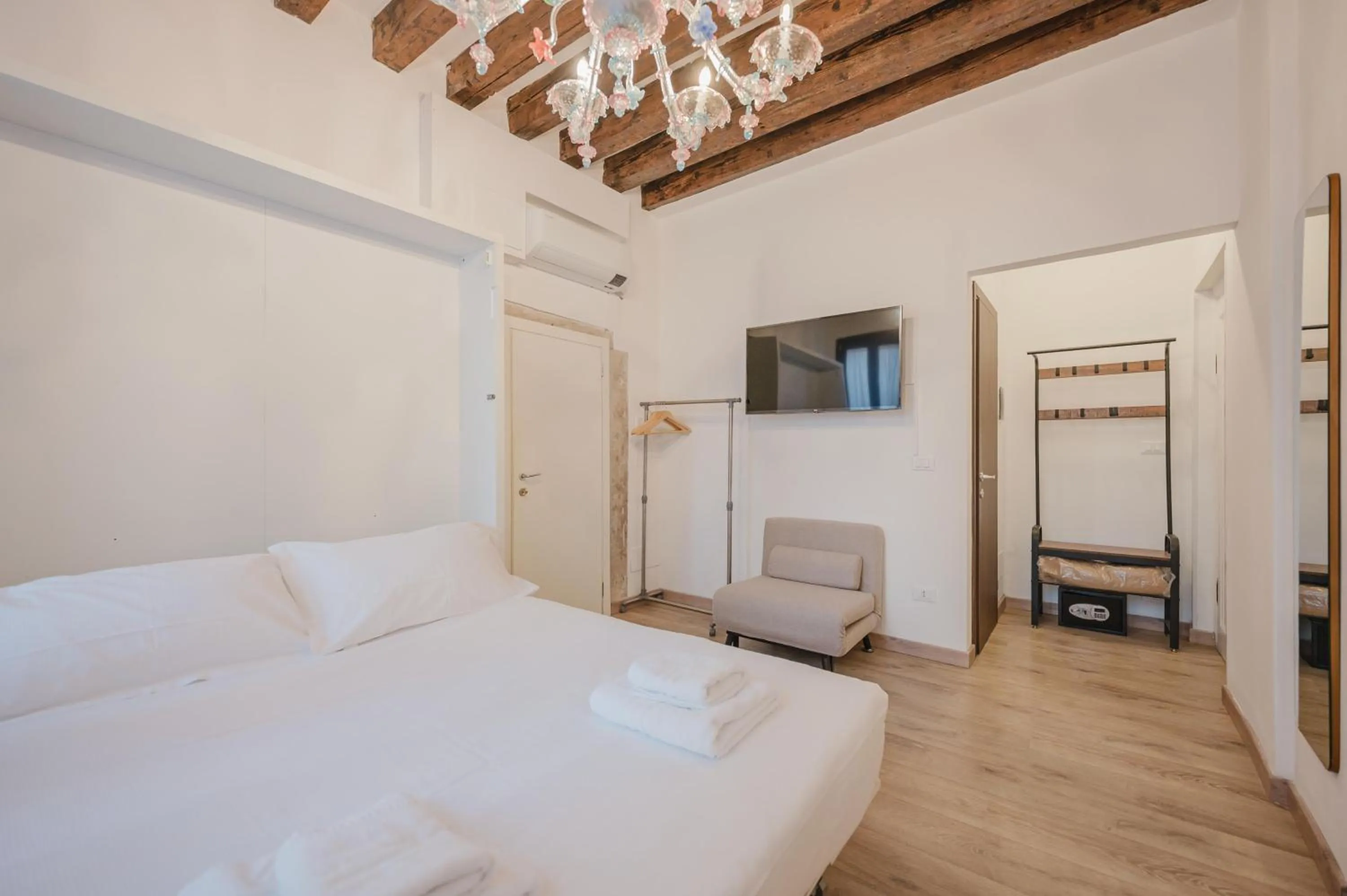 Bedroom, Bed in Rialto Suite 707