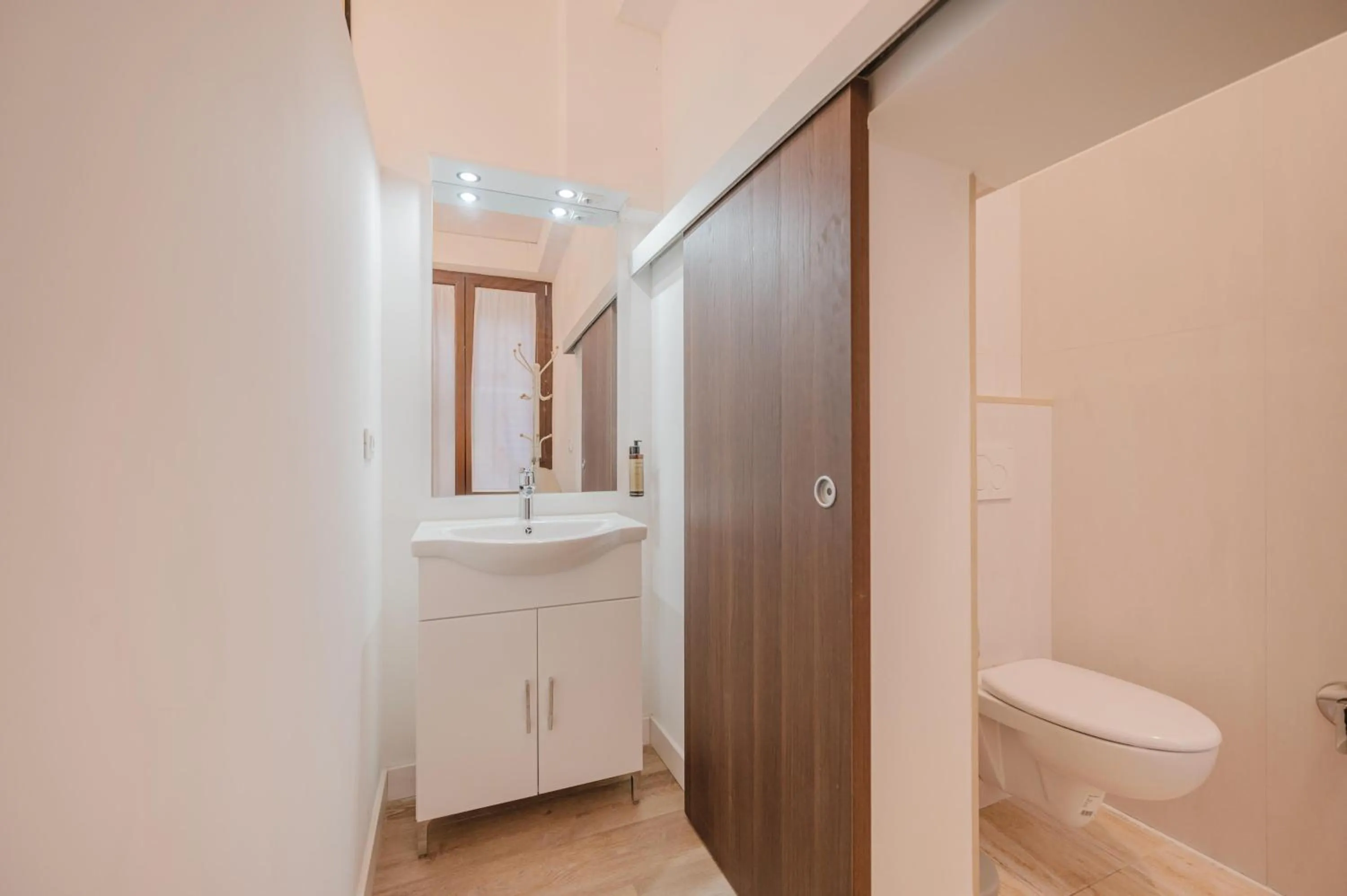 Bathroom in Rialto Suite 707