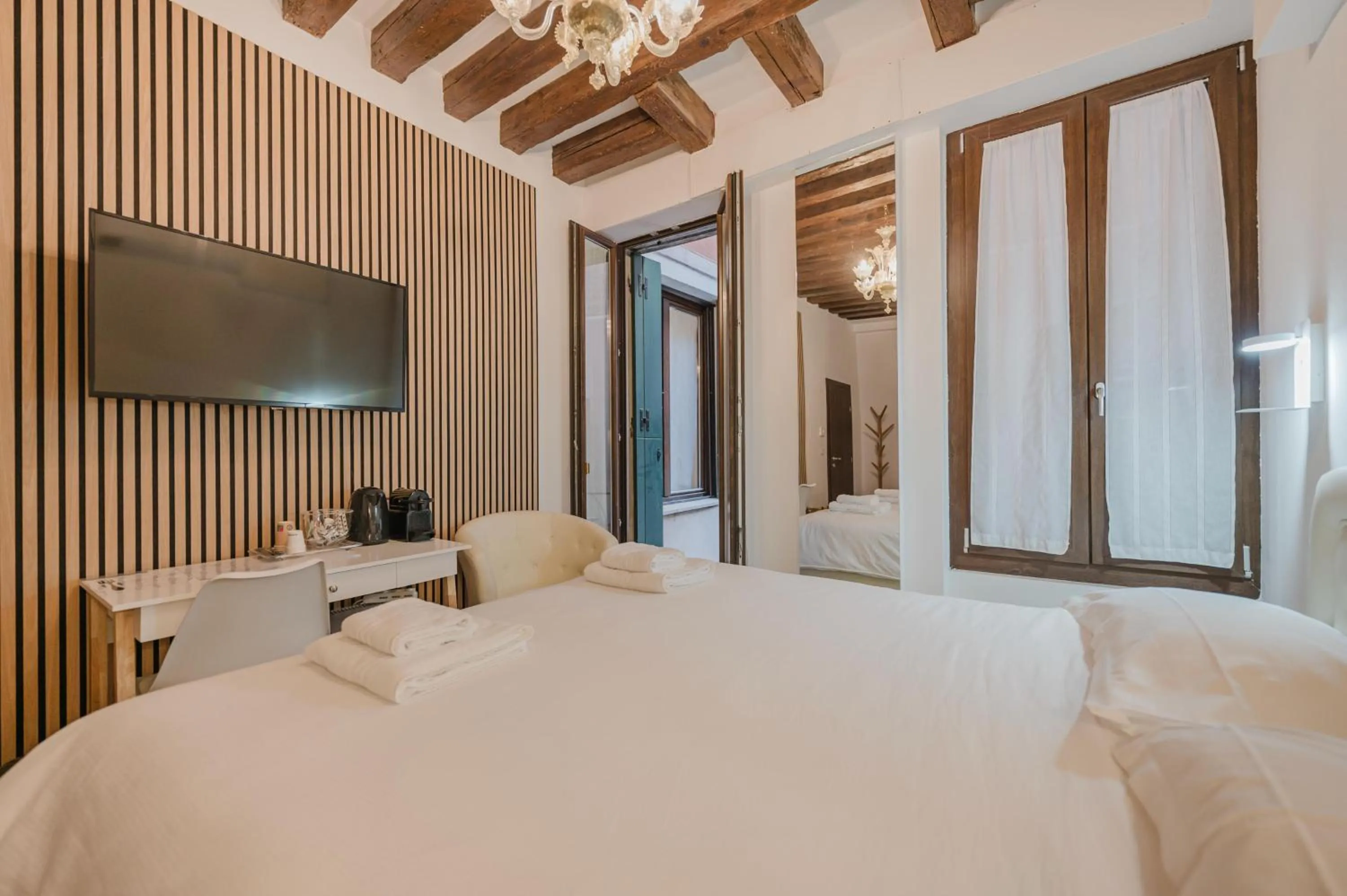 Bedroom, Bed in Rialto Suite 707