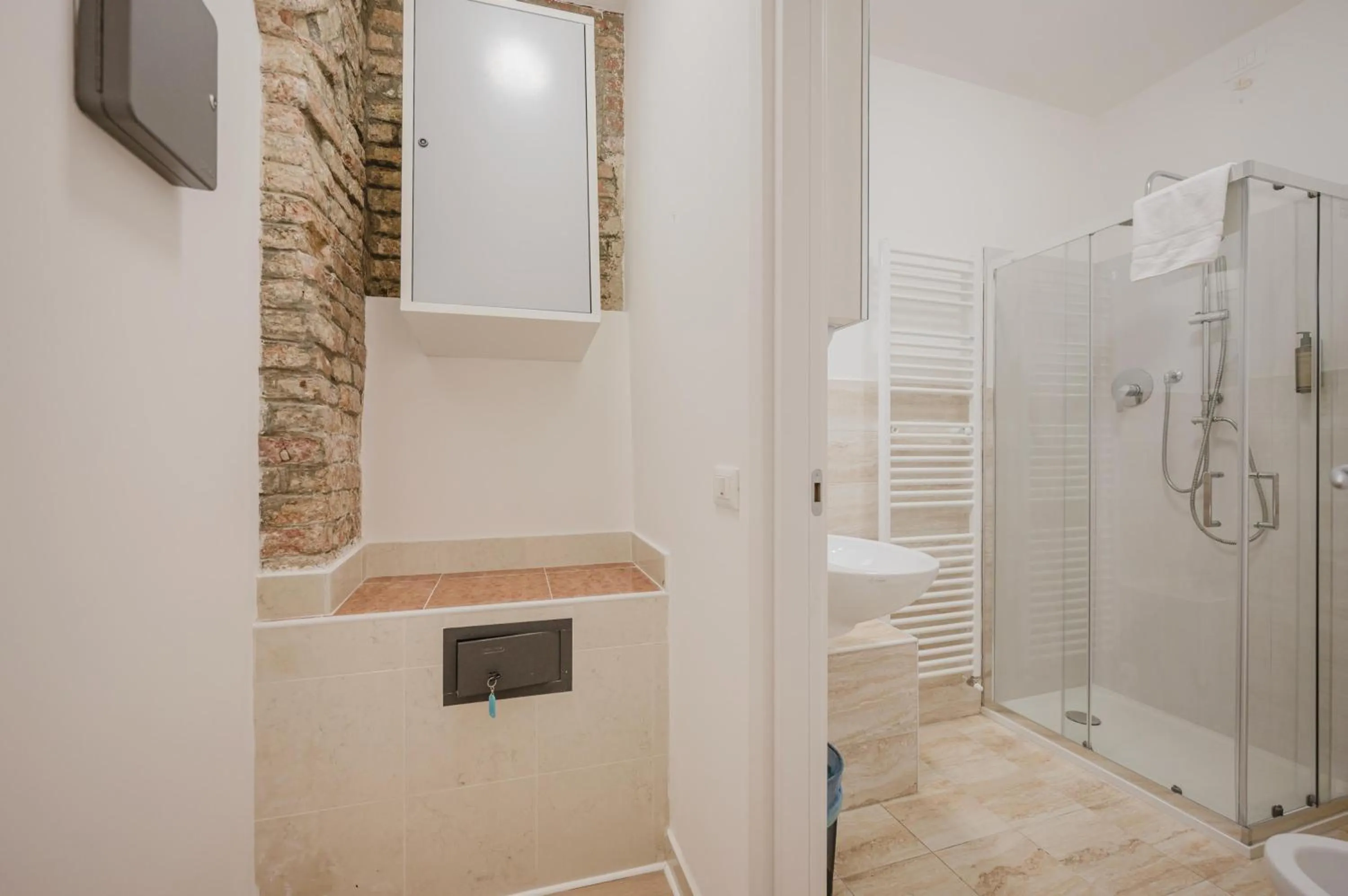 Bathroom in Rialto Suite 707