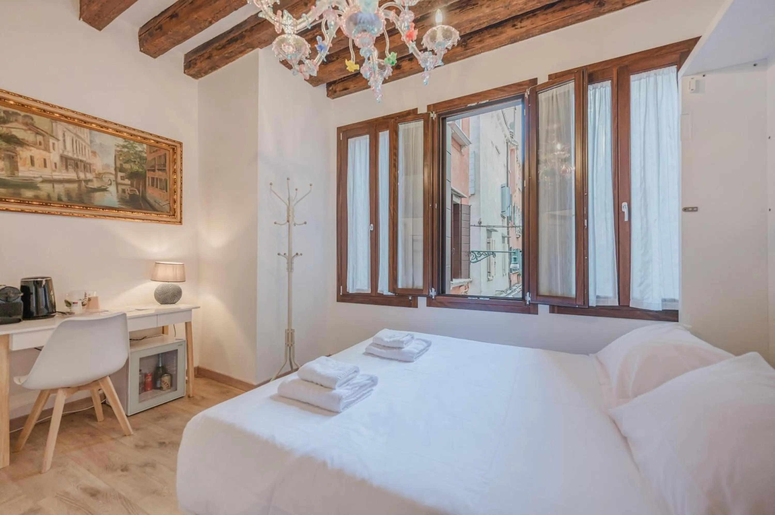 Bedroom, Bed in Rialto Suite 707