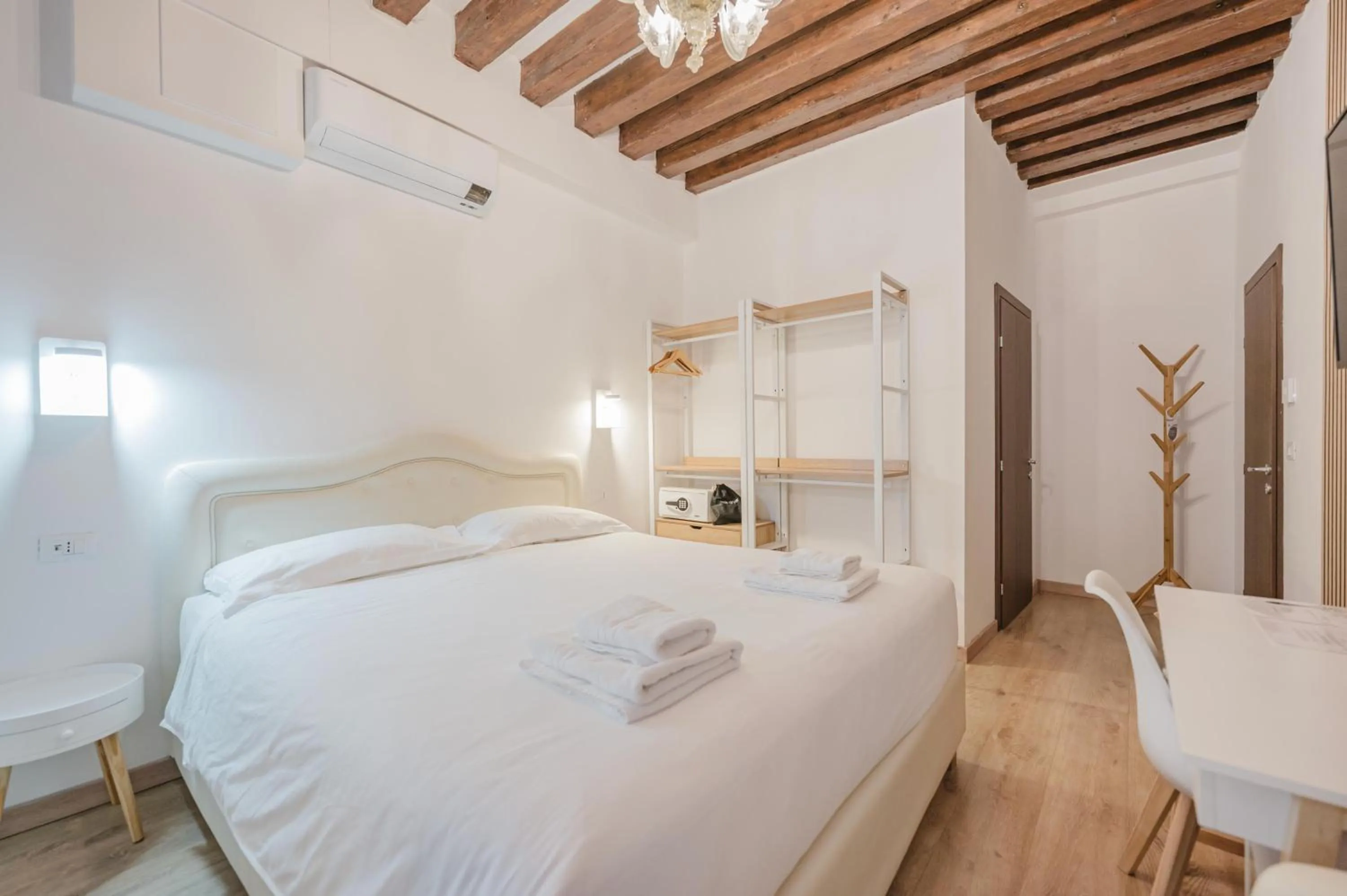 Bedroom, Bed in Rialto Suite 707