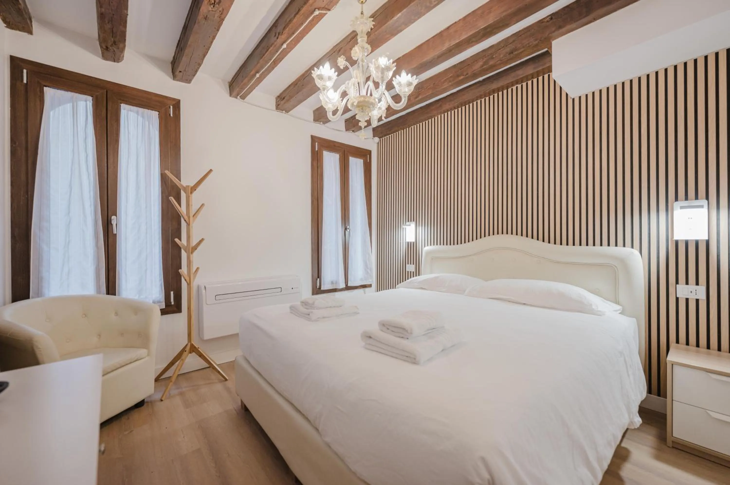 Bedroom, Bed in Rialto Suite 707