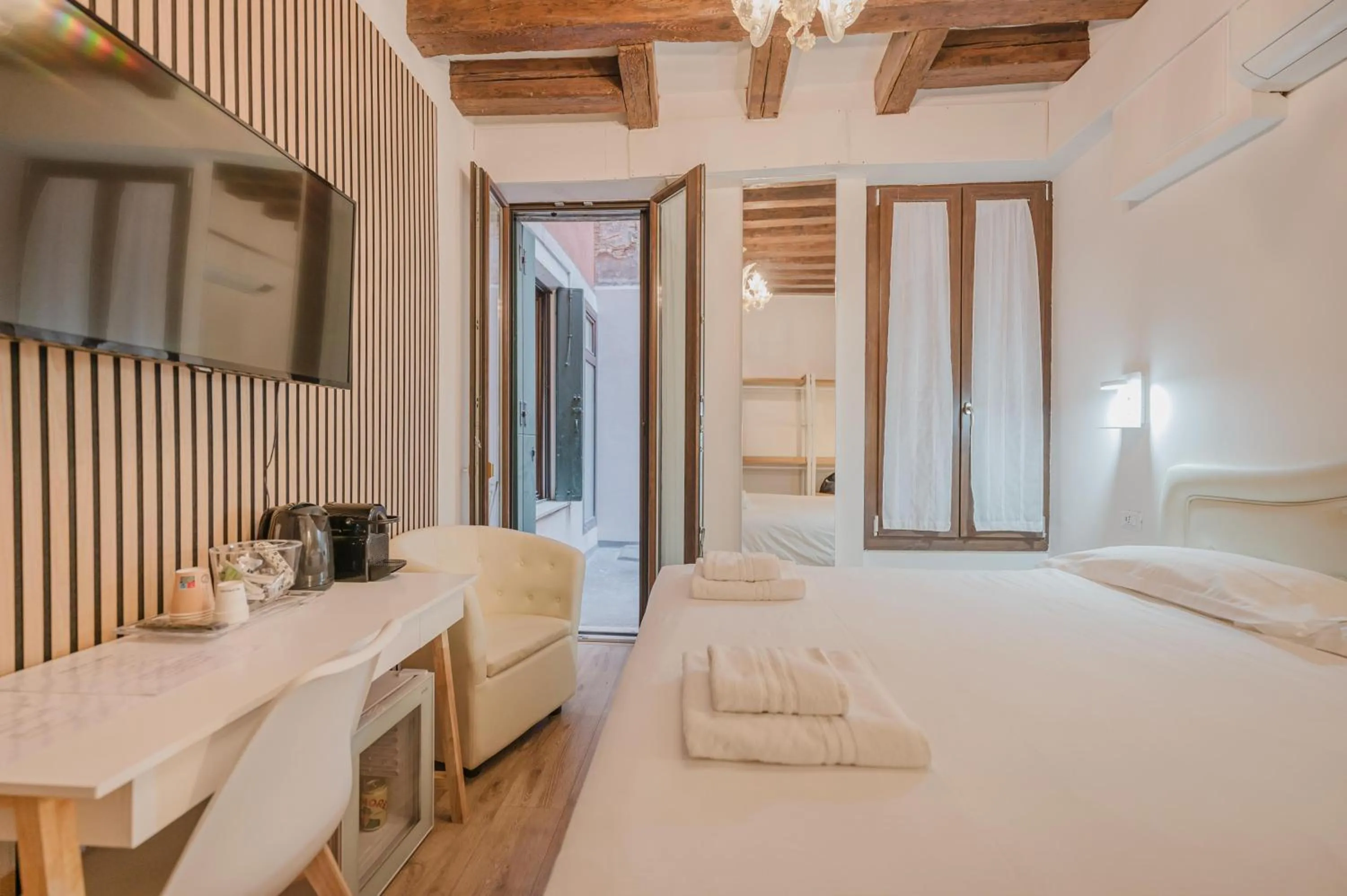 Bedroom, Bed in Rialto Suite 707