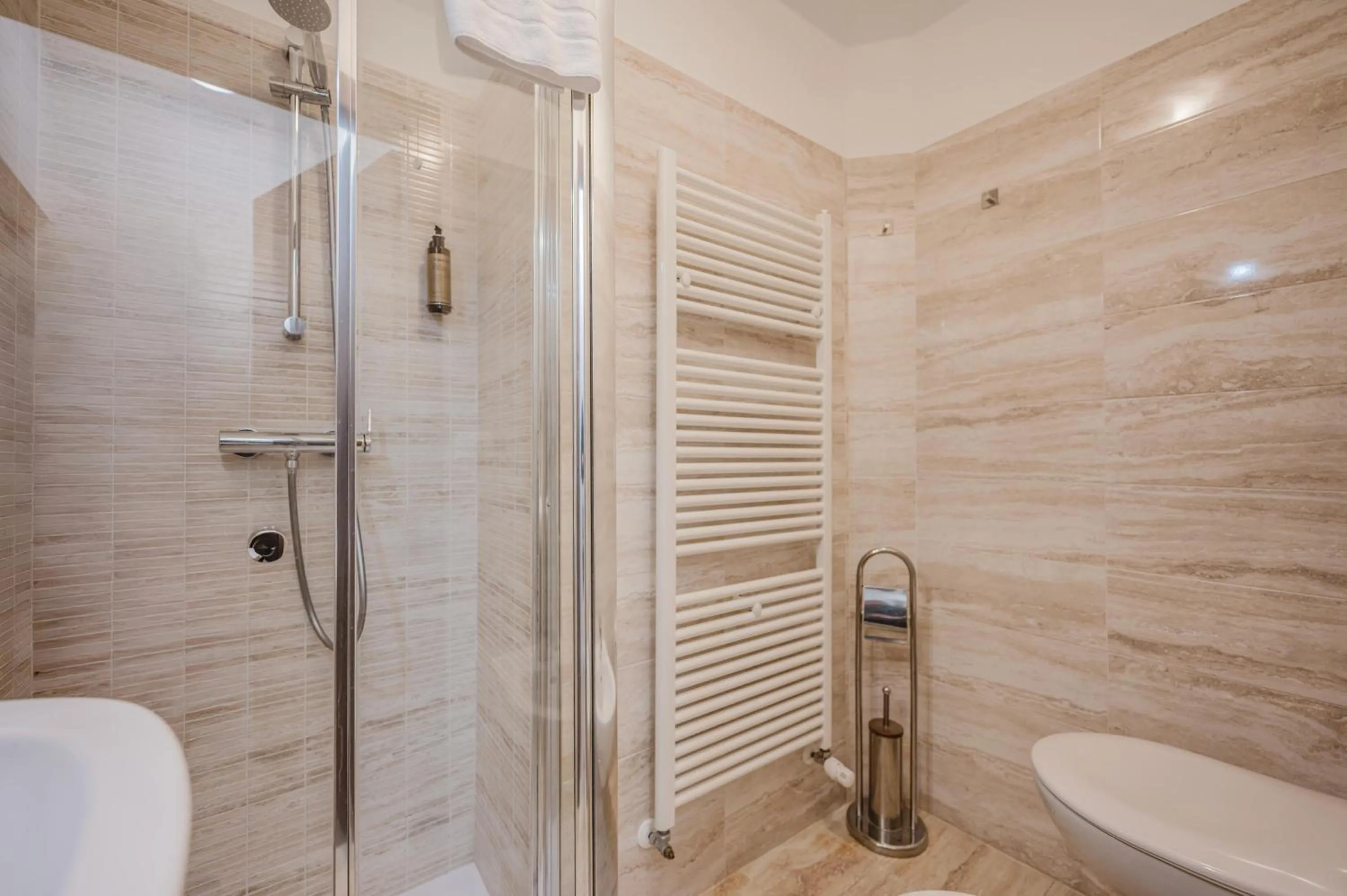 Bathroom in Rialto Suite 707