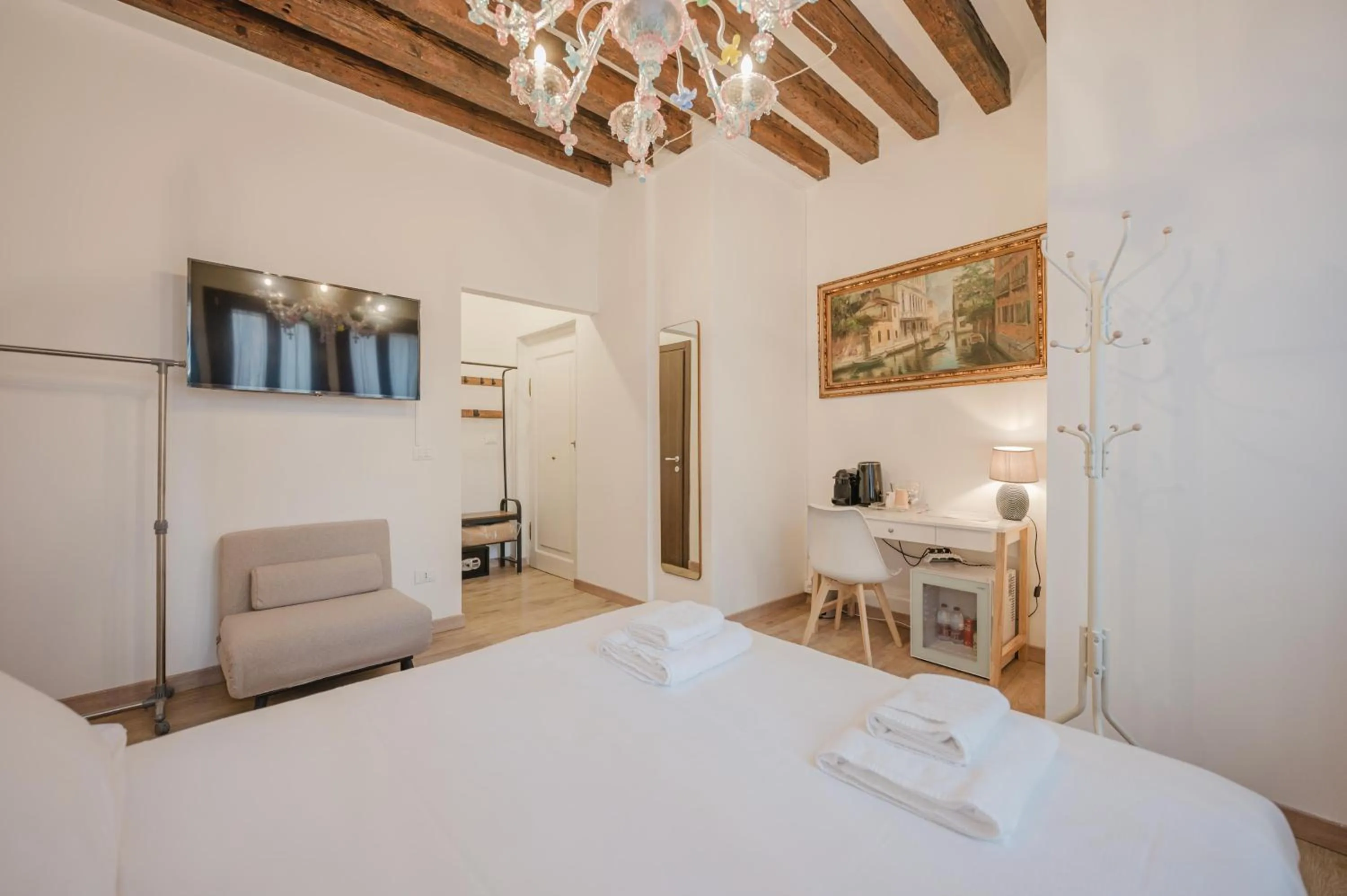 Bedroom, Bed in Rialto Suite 707