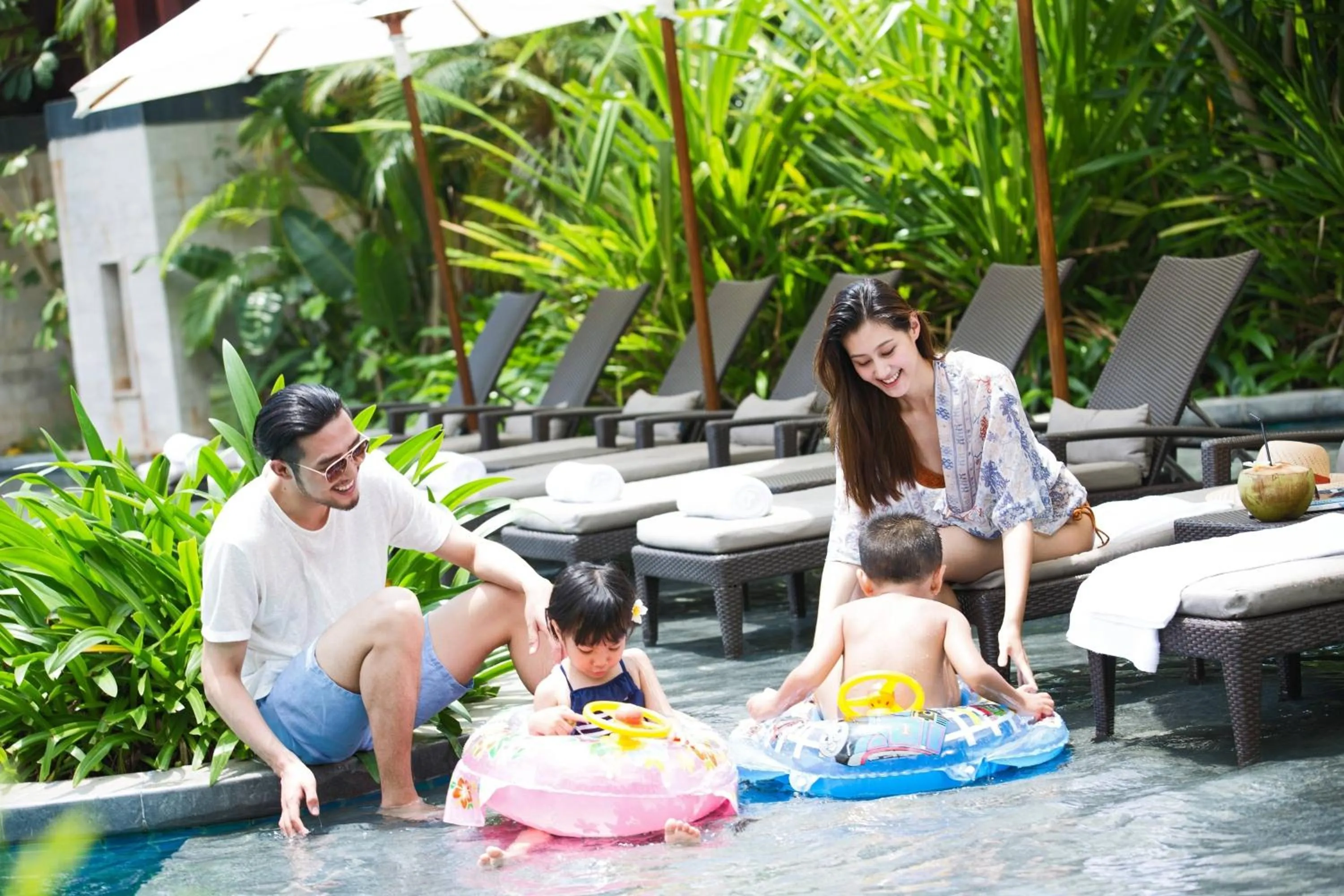 Swimming pool in Renaissance Sanya Haitang Bay Resort