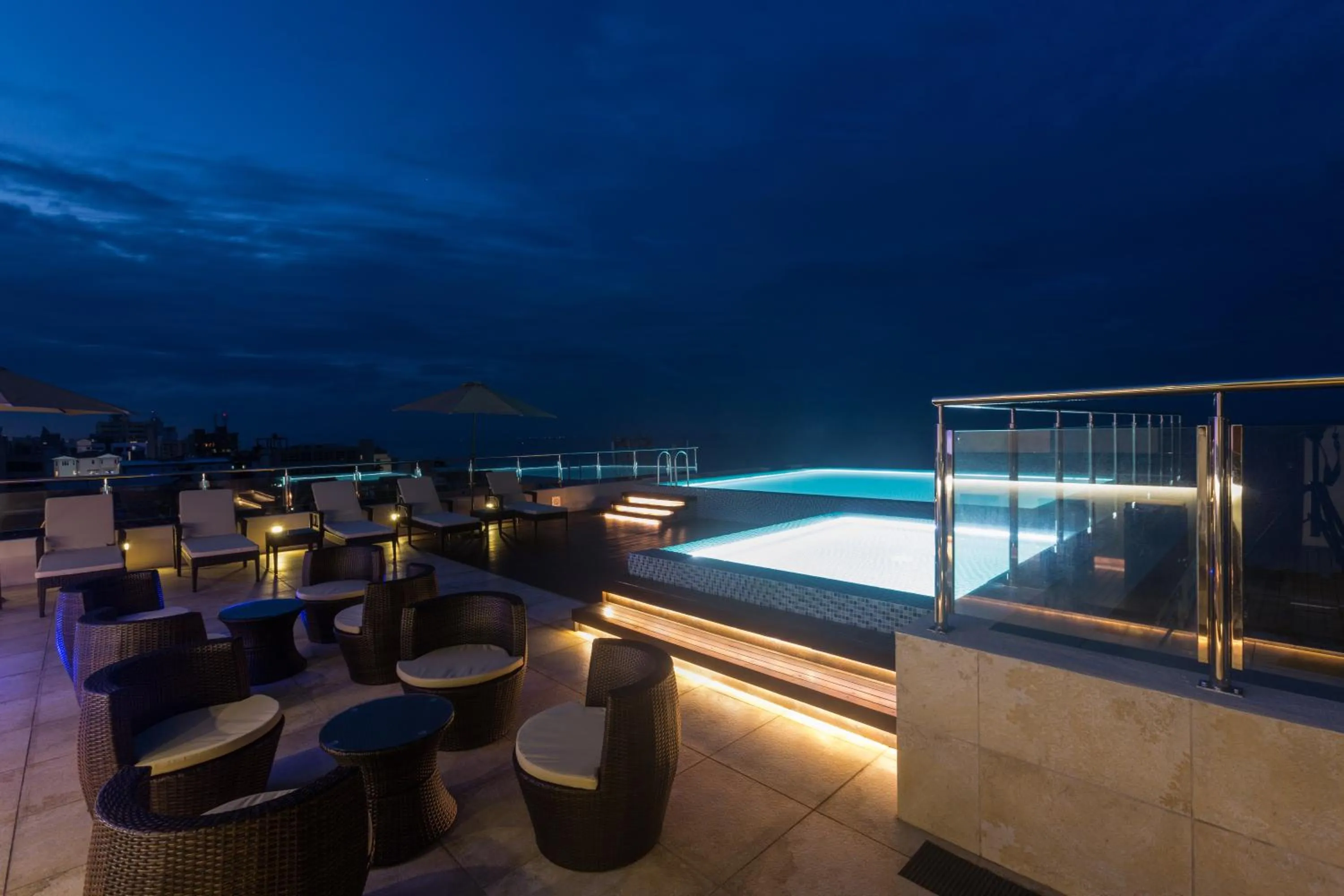 Restaurant/places to eat in Renuka City Hotel