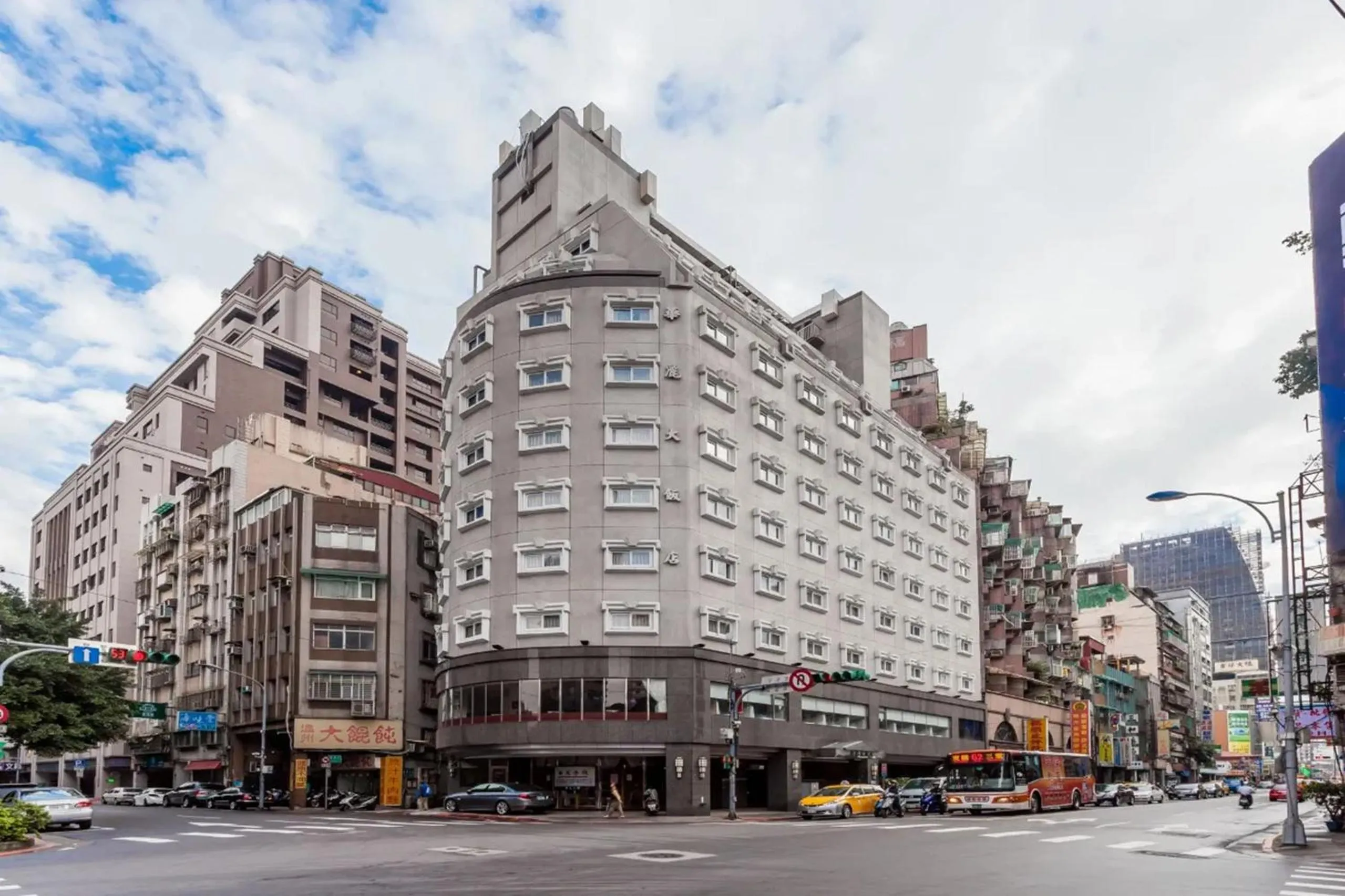 Property building in 華麗大飯店Ferrary Hotel