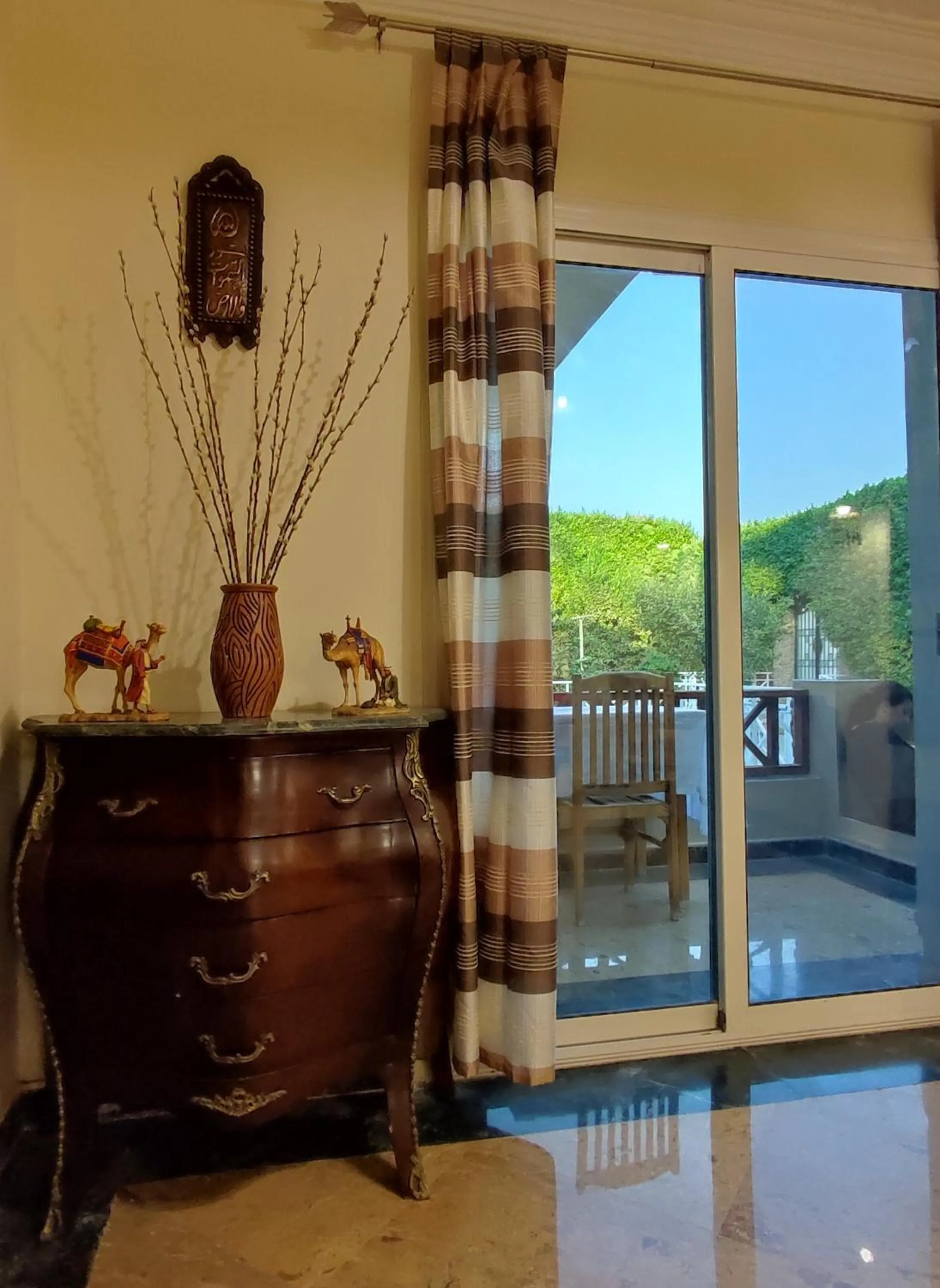 Library in Villa Rayan