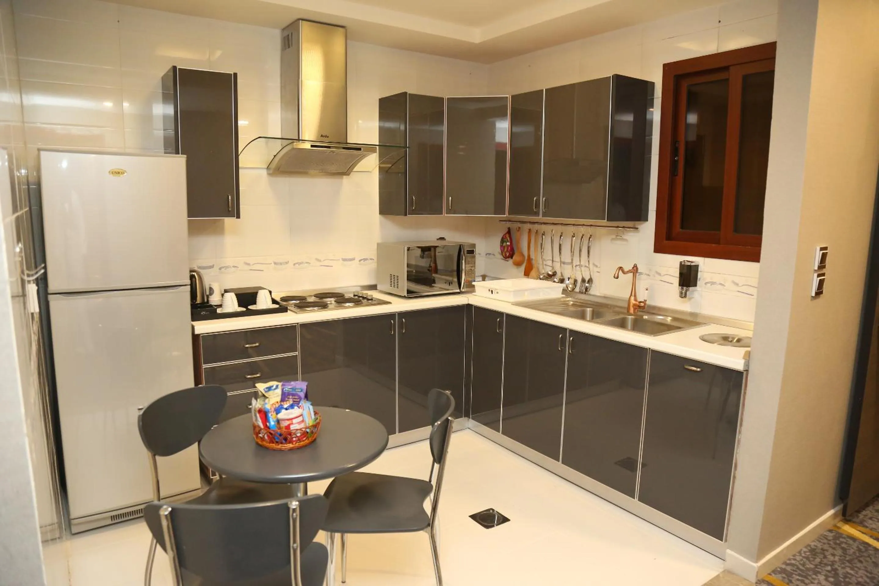 Kitchen or kitchenette in Bram Suites