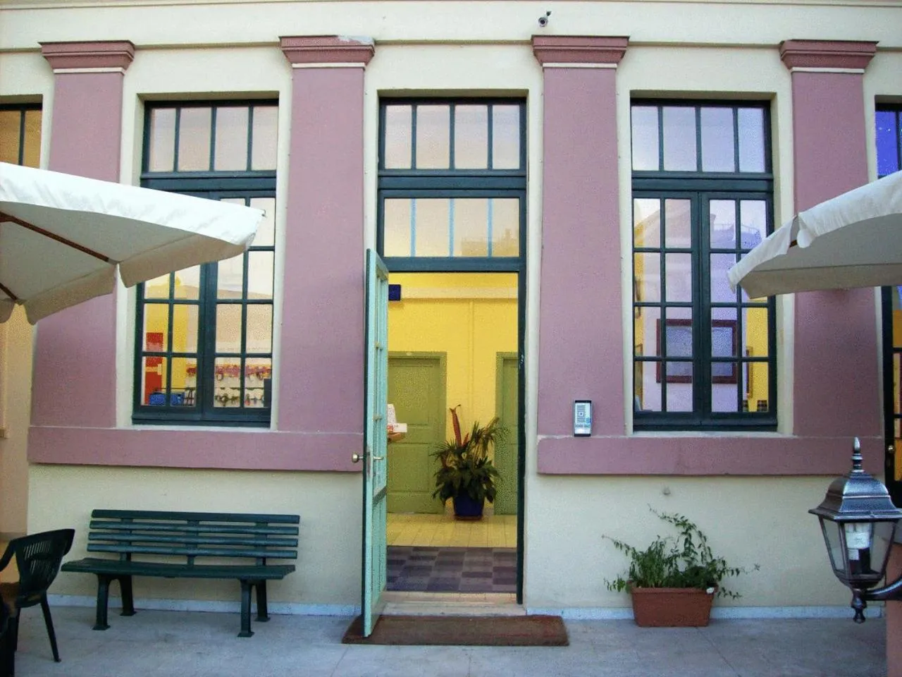 Facade/entrance in Litus Roma Hostel
