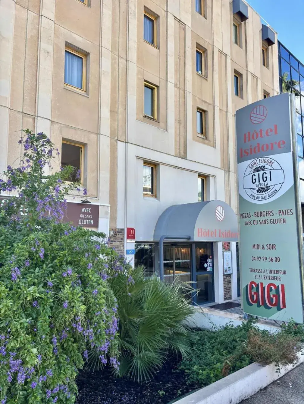 Property building in Hotel-Restaurant Isidore Nice Ouest Property building in Hotel-Restaurant Isidore Nice Ouest