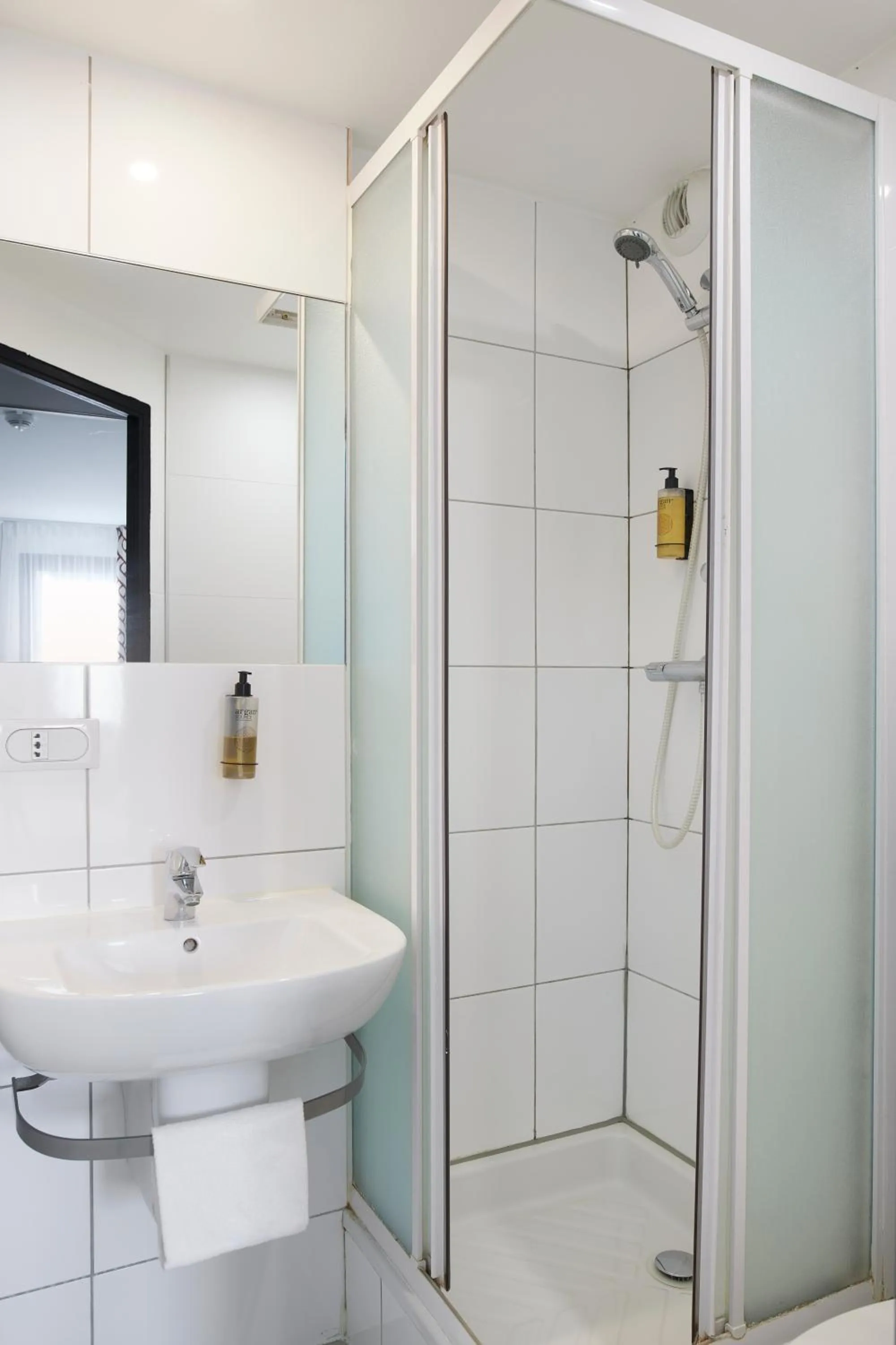 Bathroom in Hotel-Restaurant Isidore Nice Ouest