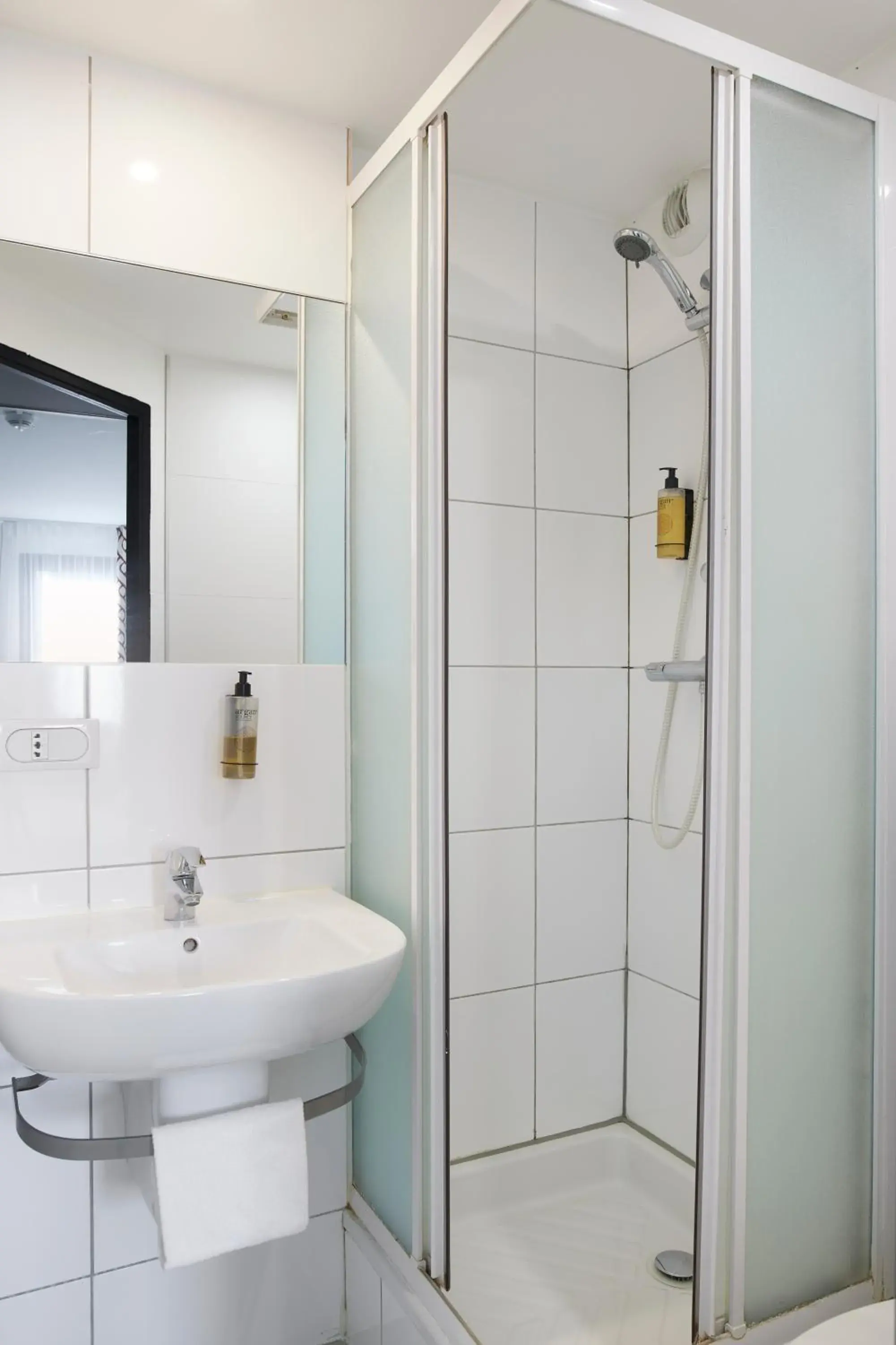 Bathroom in Hotel-Restaurant Isidore Nice Ouest Bathroom in Hotel-Restaurant Isidore Nice Ouest