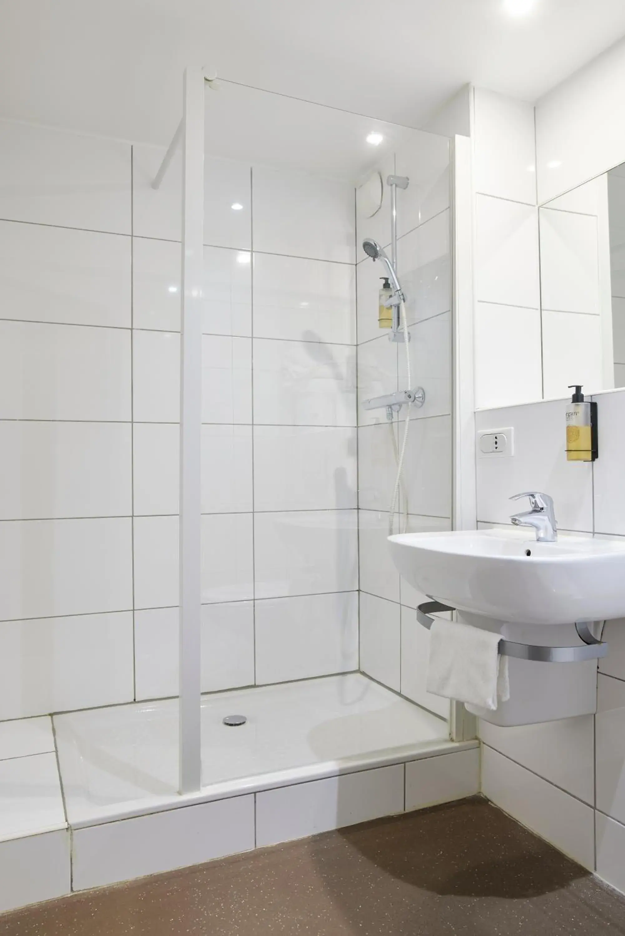 Bathroom in Hotel-Restaurant Isidore Nice Ouest Bathroom in Hotel-Restaurant Isidore Nice Ouest