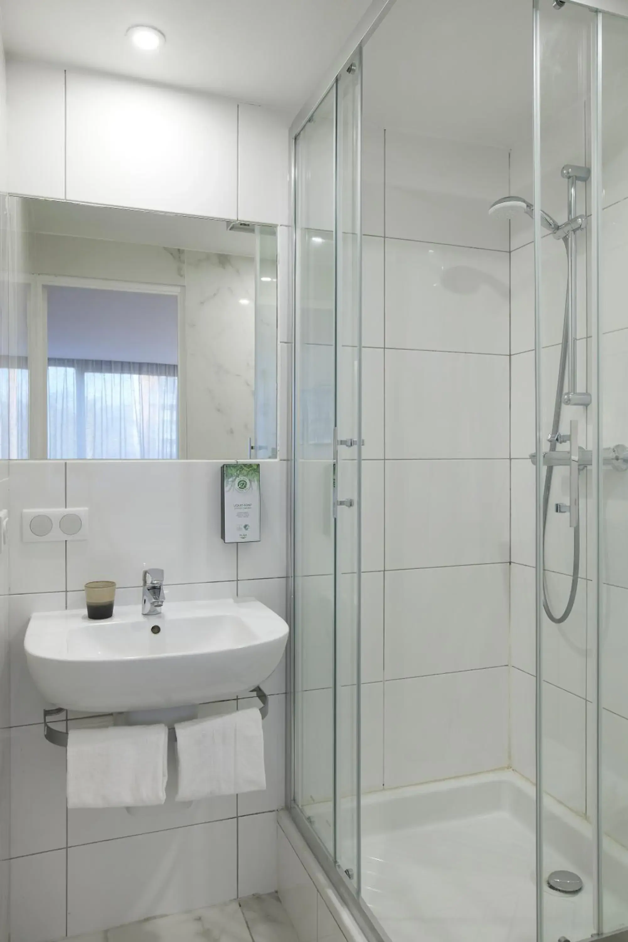 Shower in Hotel-Restaurant Isidore Nice Ouest Shower in Hotel-Restaurant Isidore Nice Ouest