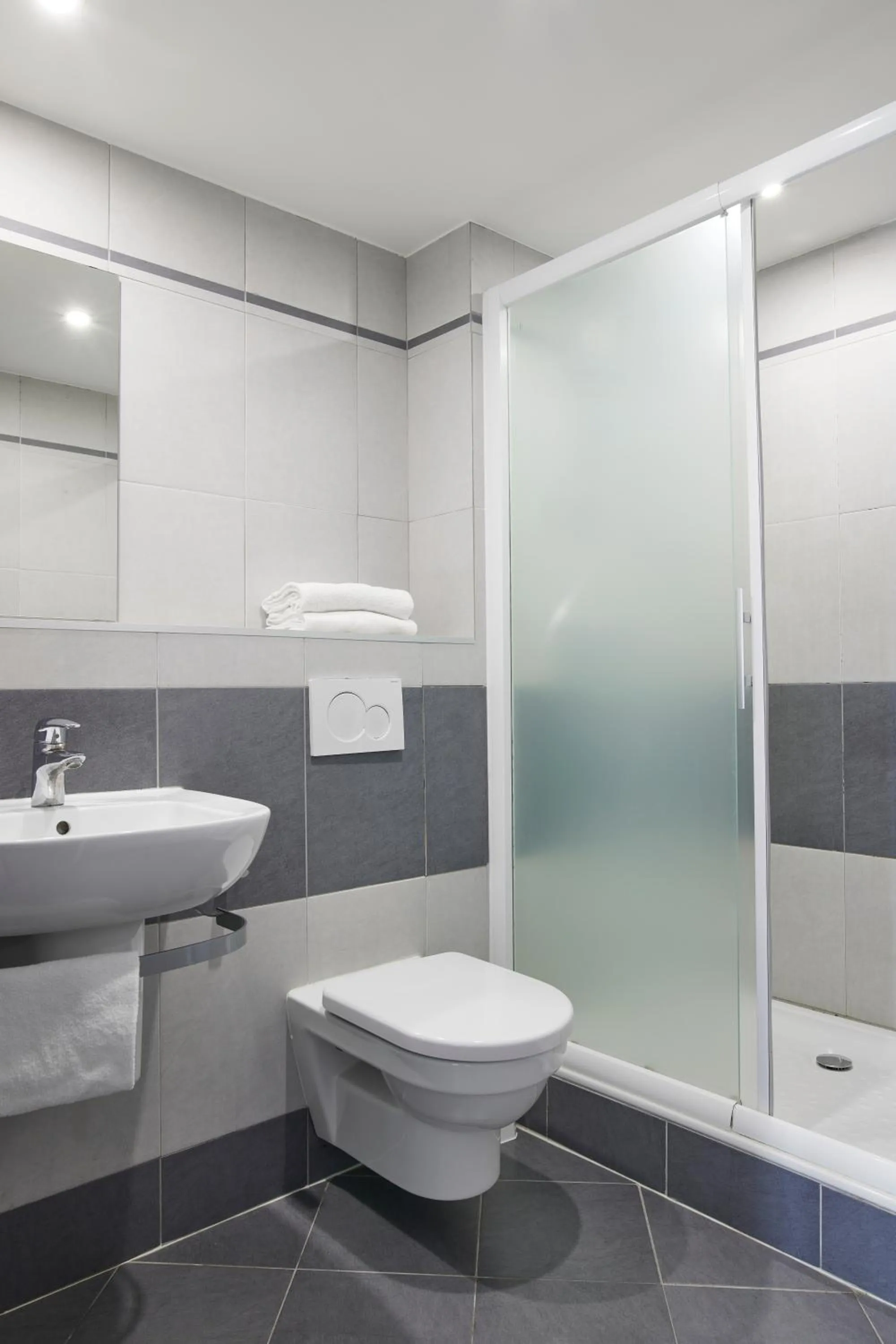 Shower in Hotel-Restaurant Isidore Nice Ouest