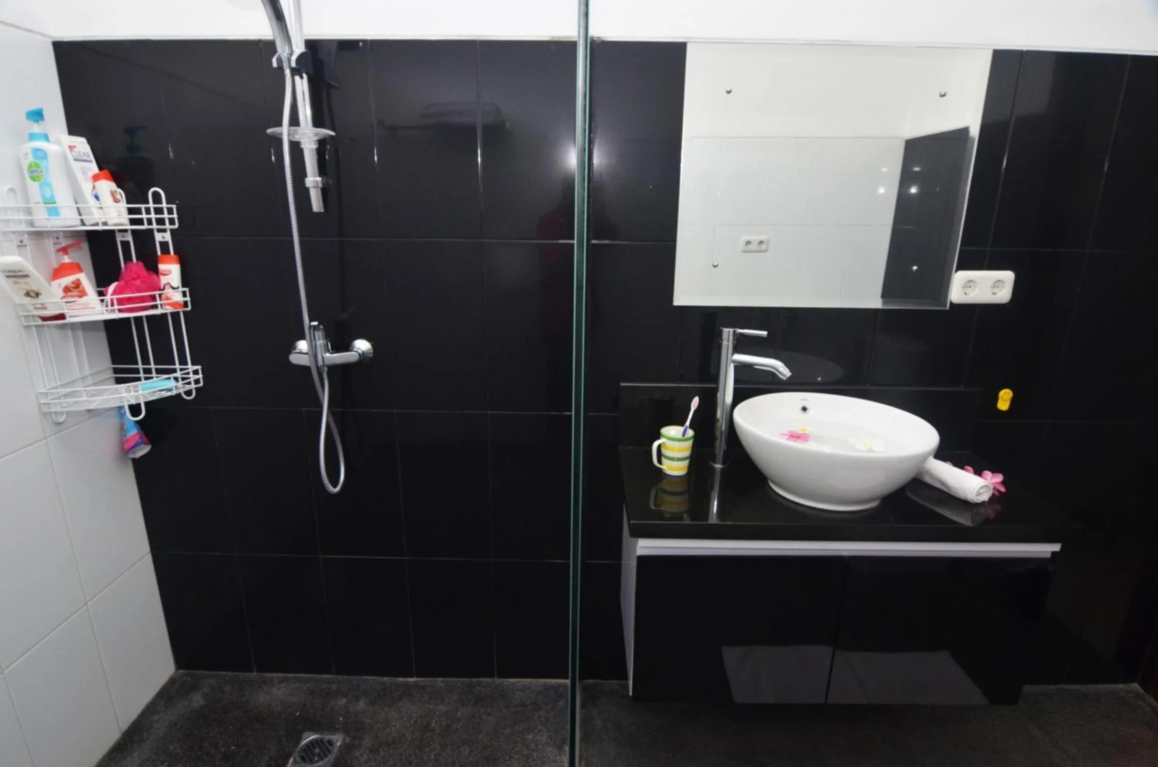 Shower in Dream Estate Resort