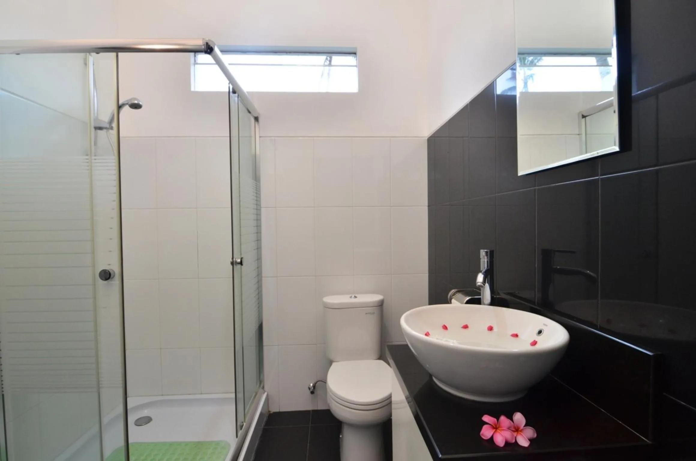 Shower in Dream Estate Resort