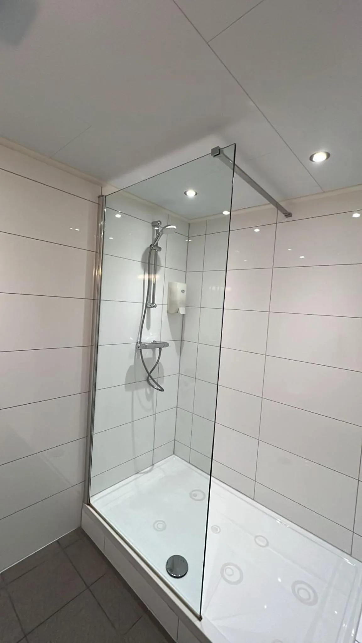 Shower in Hotel Verhoeven