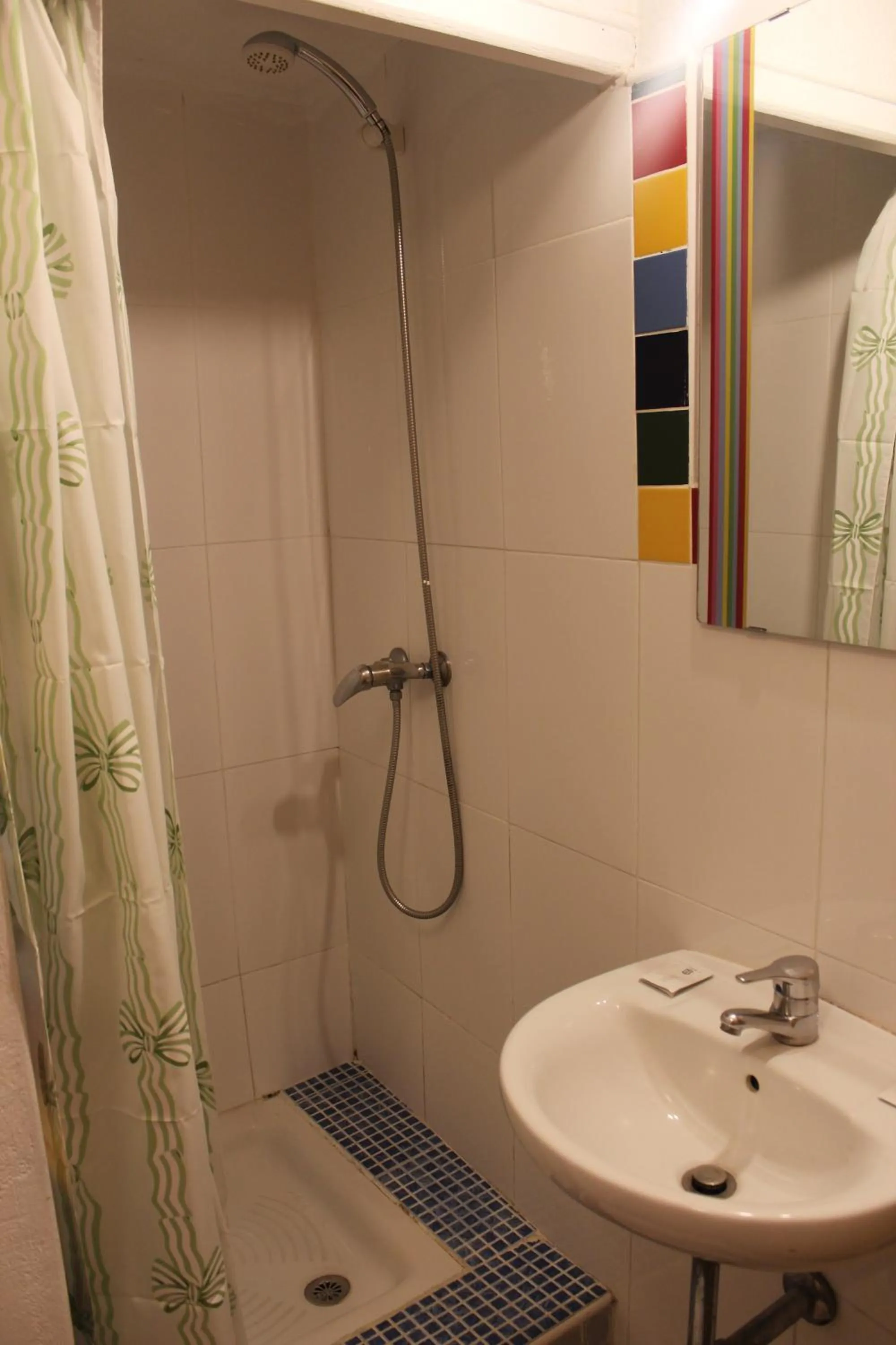 Shower in Pensión Arosa