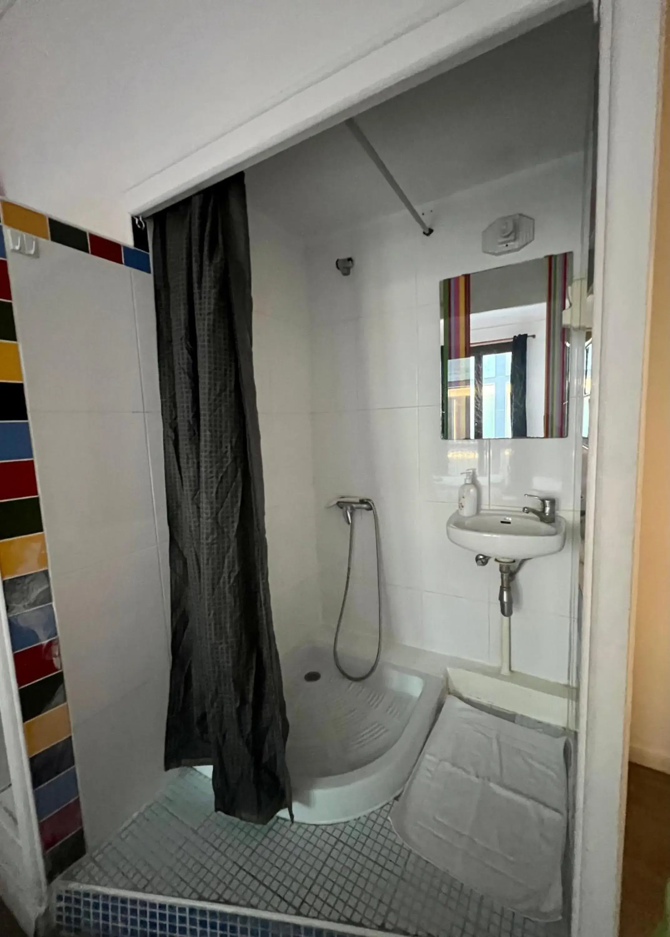 Triple Room with Balcony in Pensión Arosa Triple Room with Balcony in Pensión Arosa