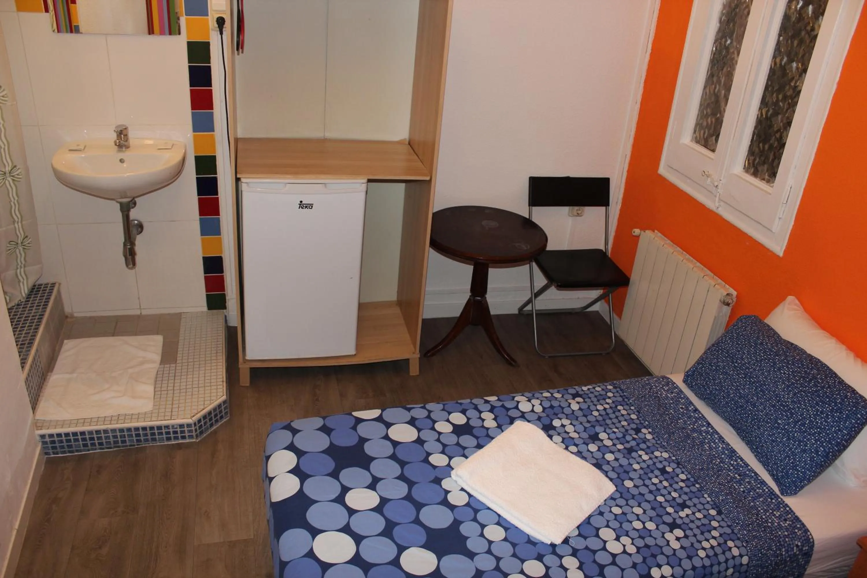 Shower, Bed in Pensión Arosa