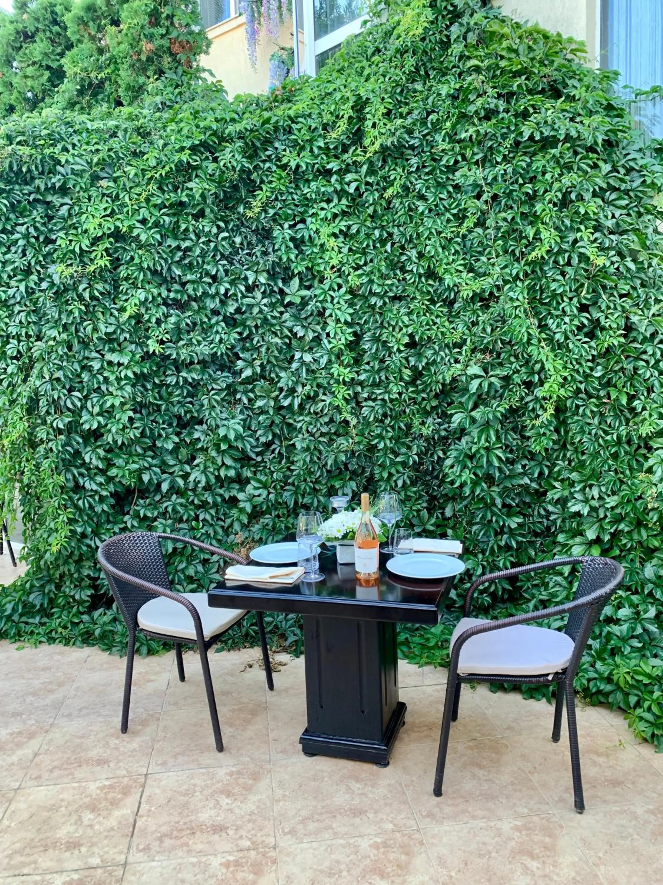 Patio in Atlantic Hotel - Free Parking