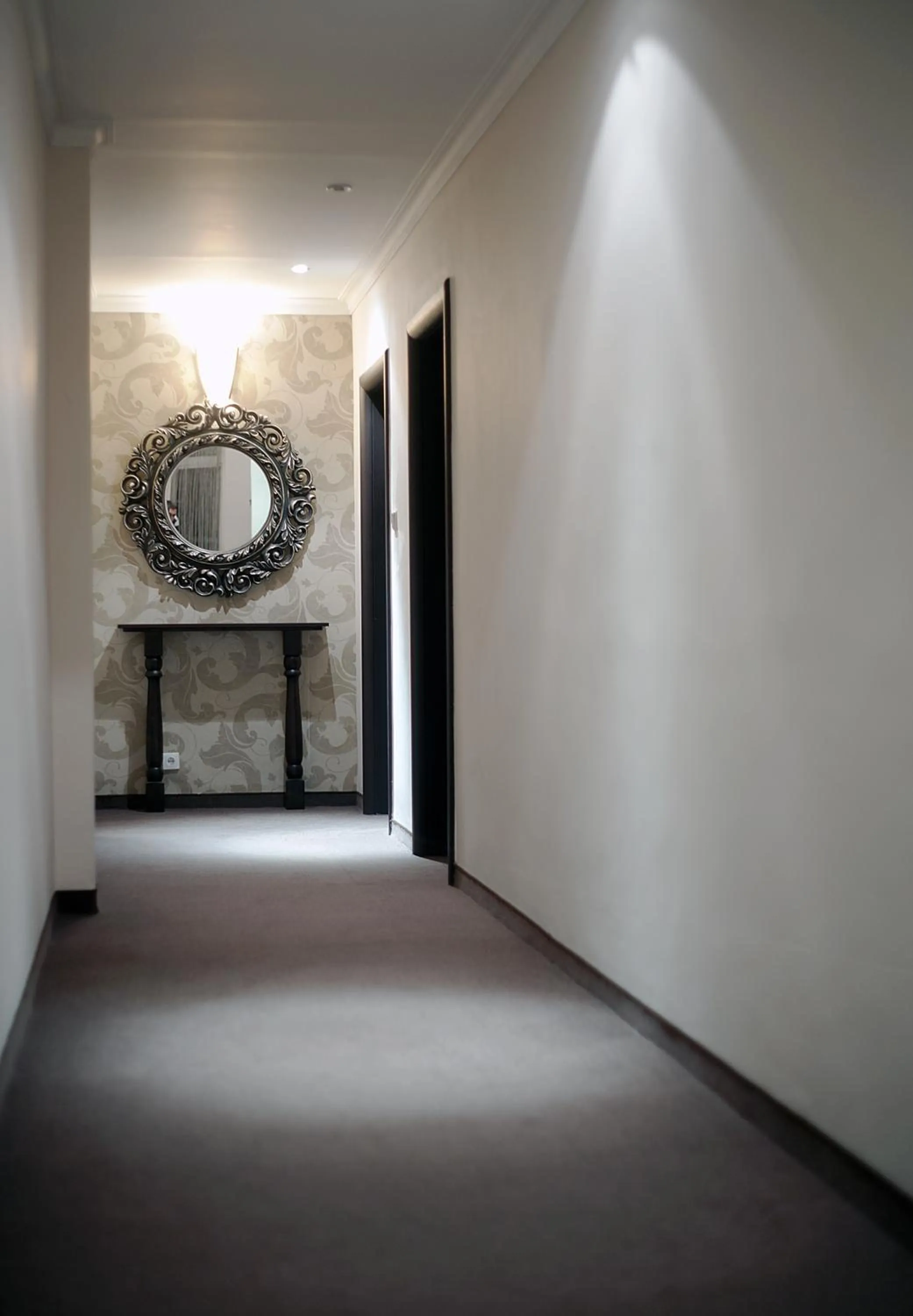 Decorative detail in Atlantic Hotel - Free Parking