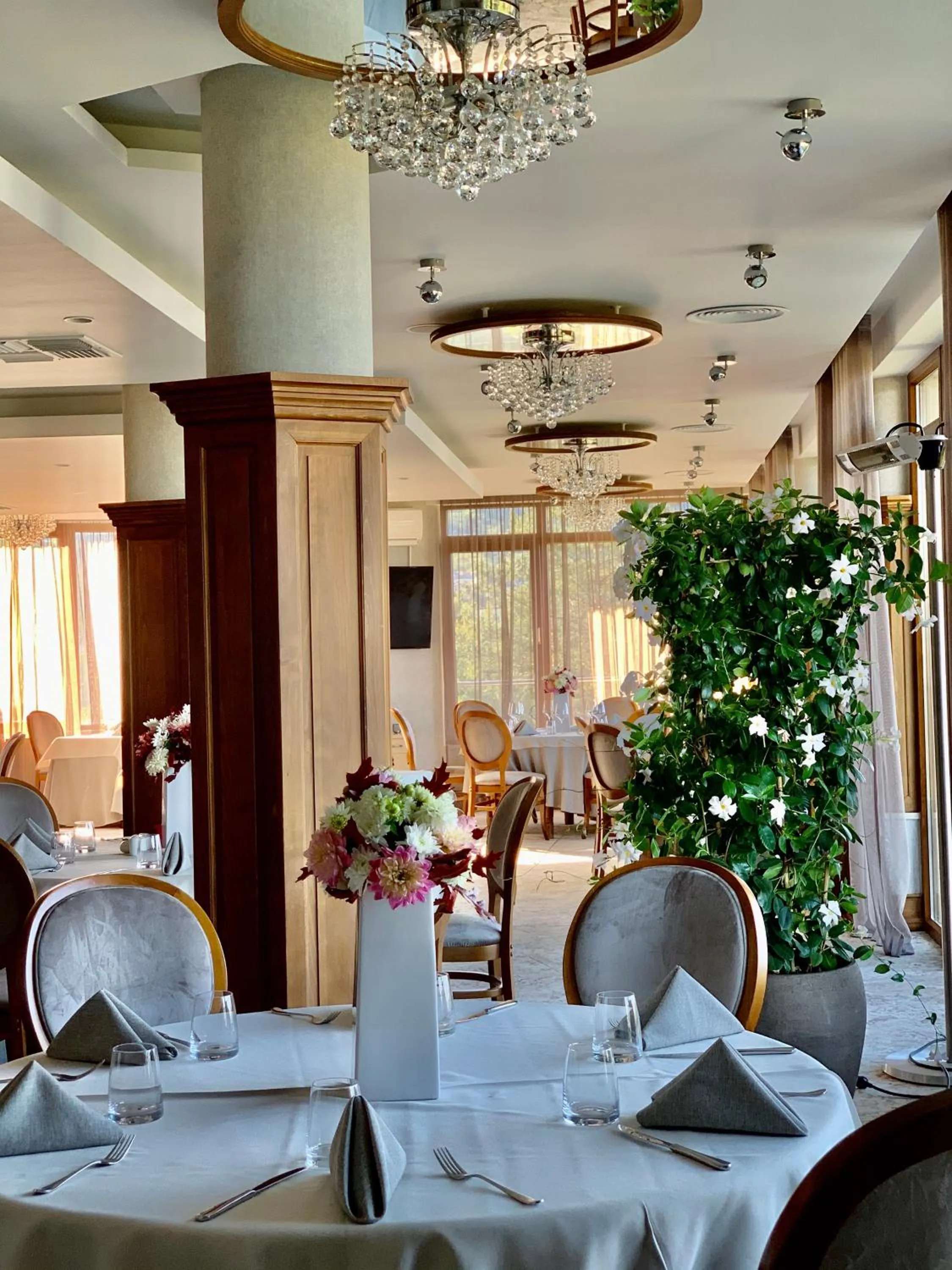 Restaurant/places to eat in Atlantic Hotel - Free Parking