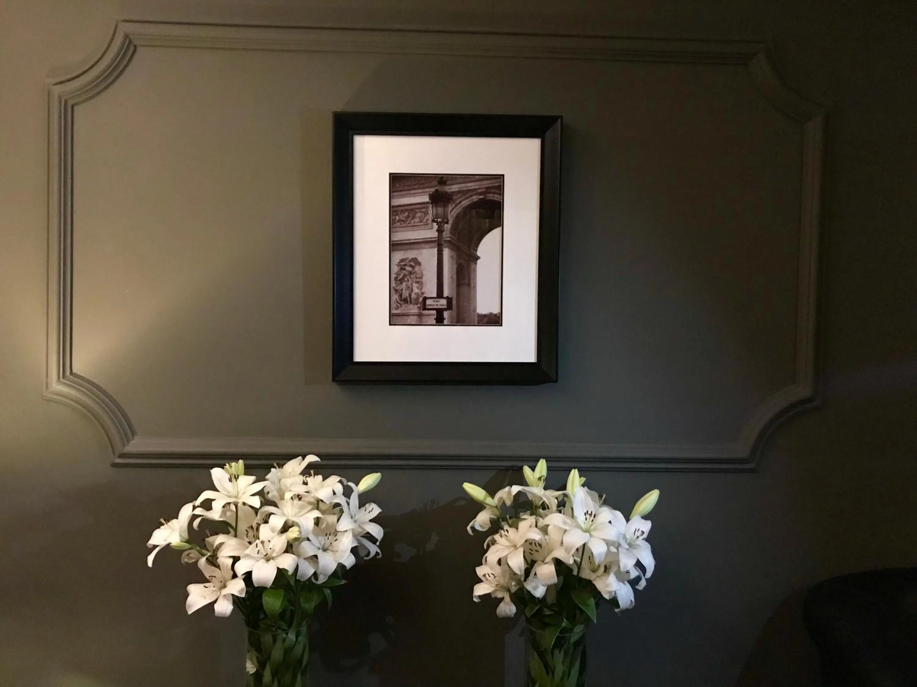 Decorative detail in Atlantic Hotel - Free Parking