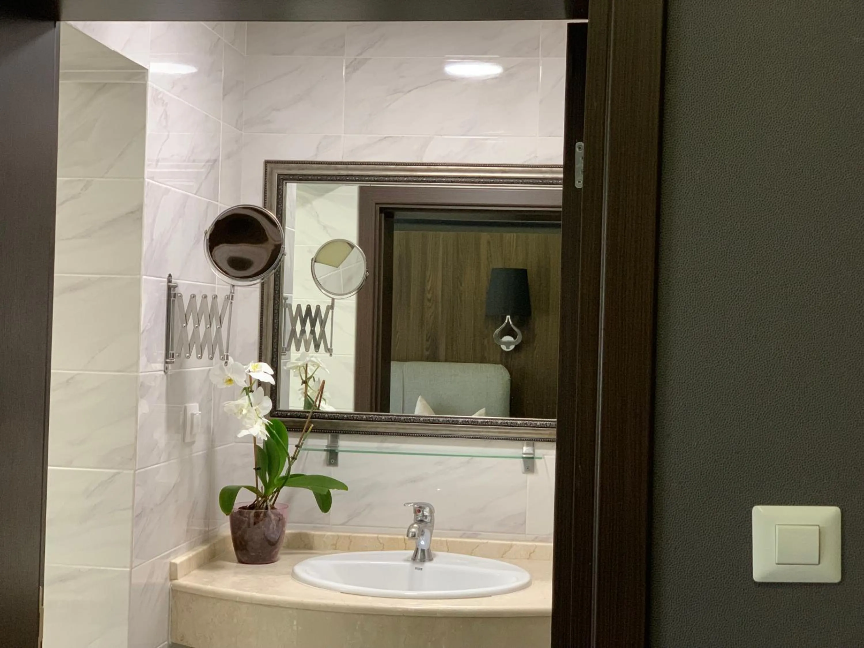 Photo of the whole room in Atlantic Hotel - Free Parking