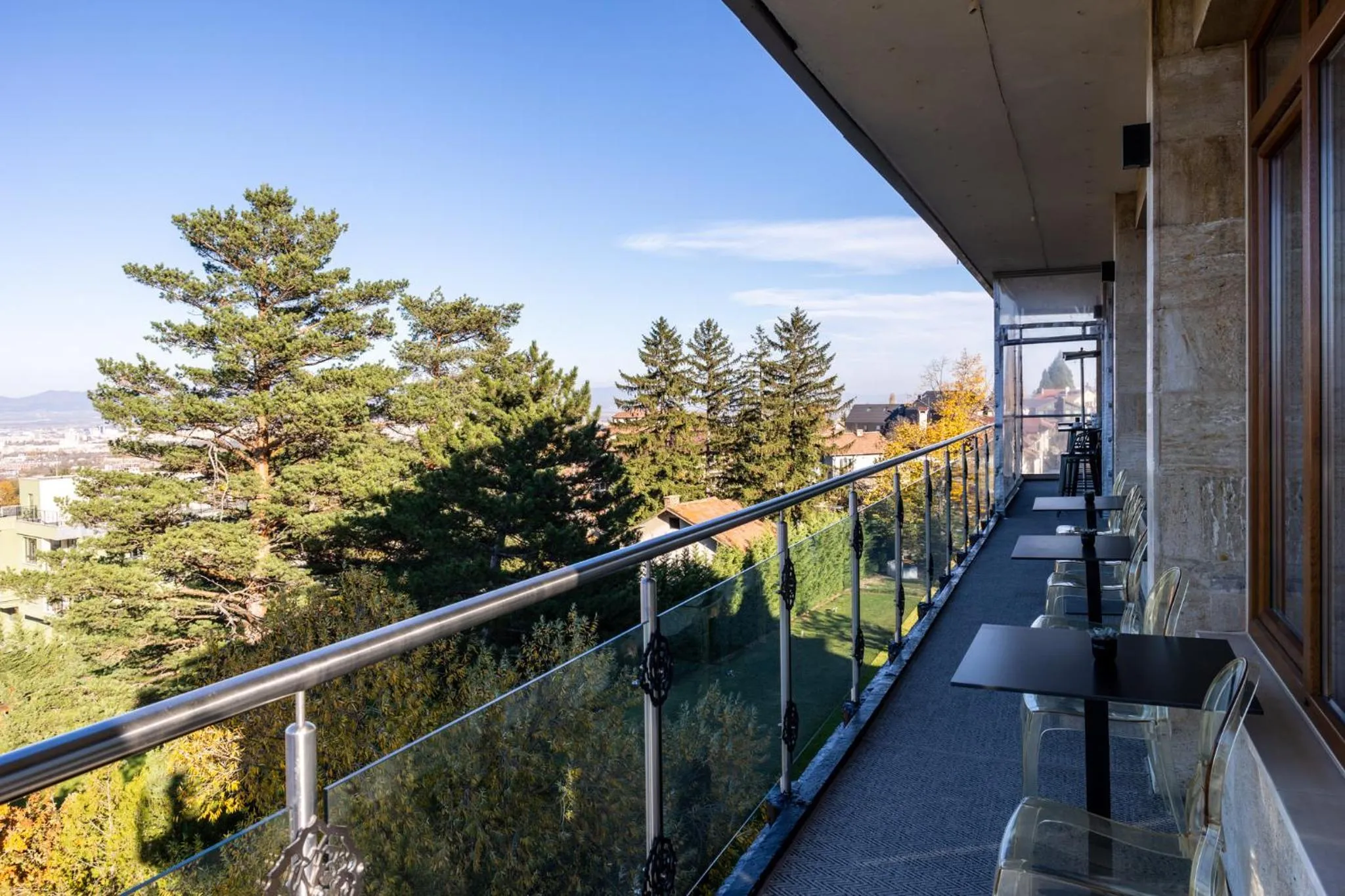 Patio in Atlantic Hotel - Free Parking