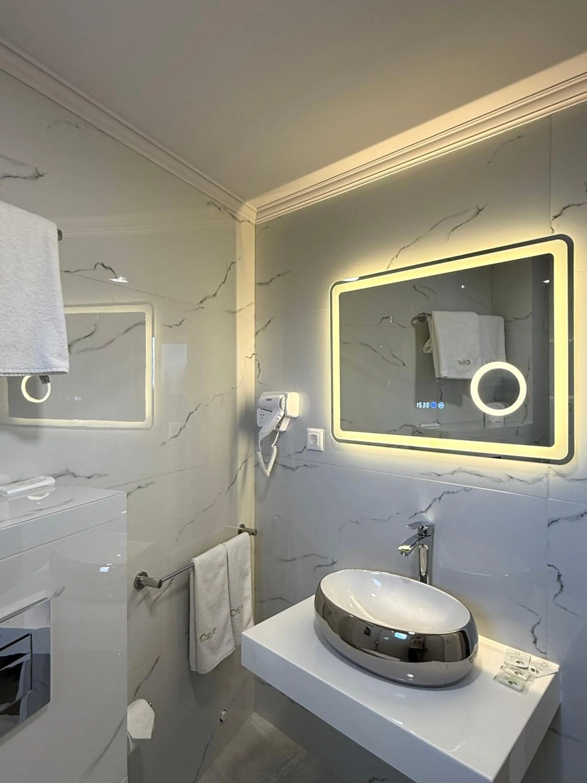 Bathroom in Atlantic Hotel - Free Parking