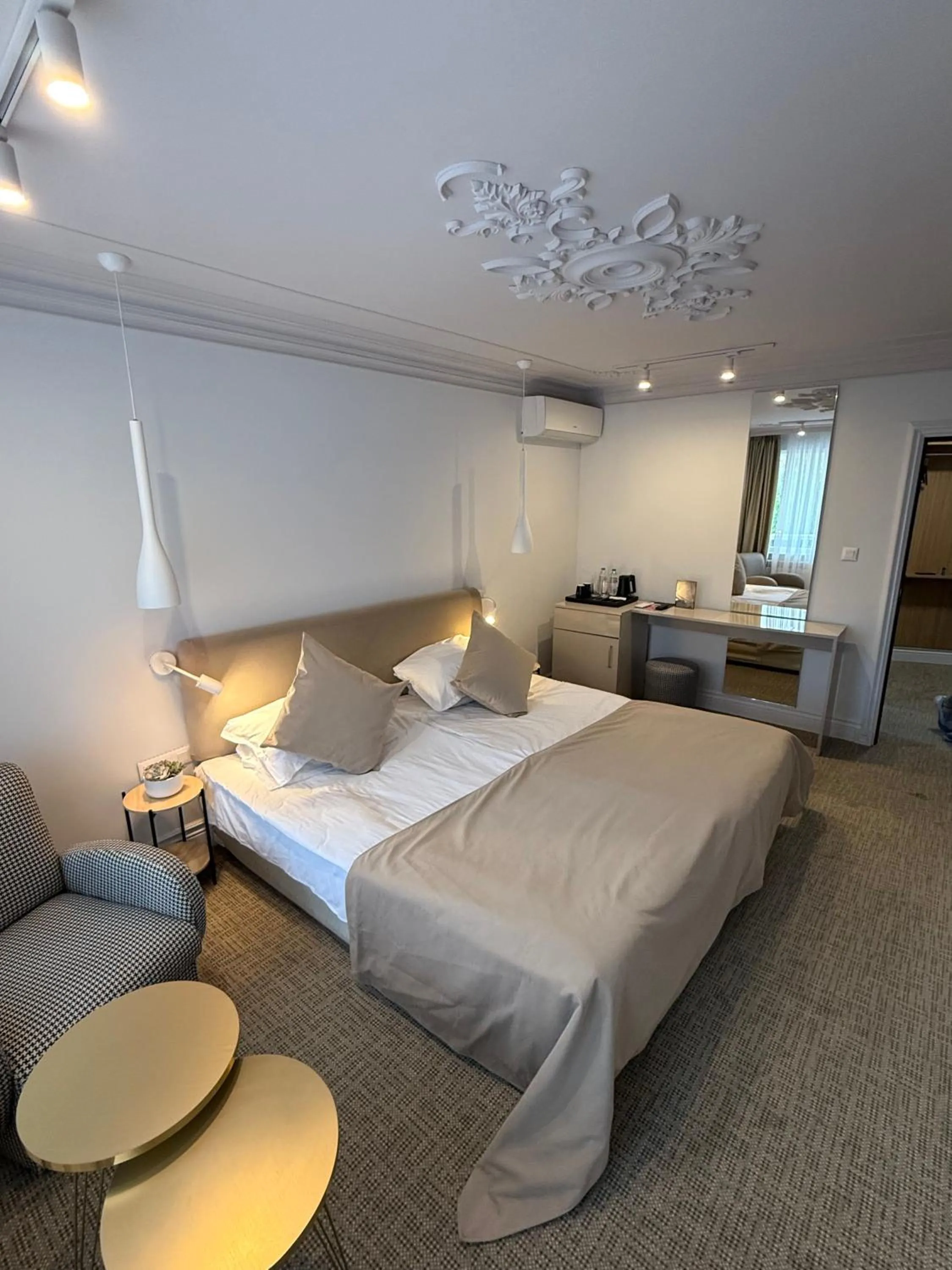 Bed in Atlantic Hotel - Free Parking