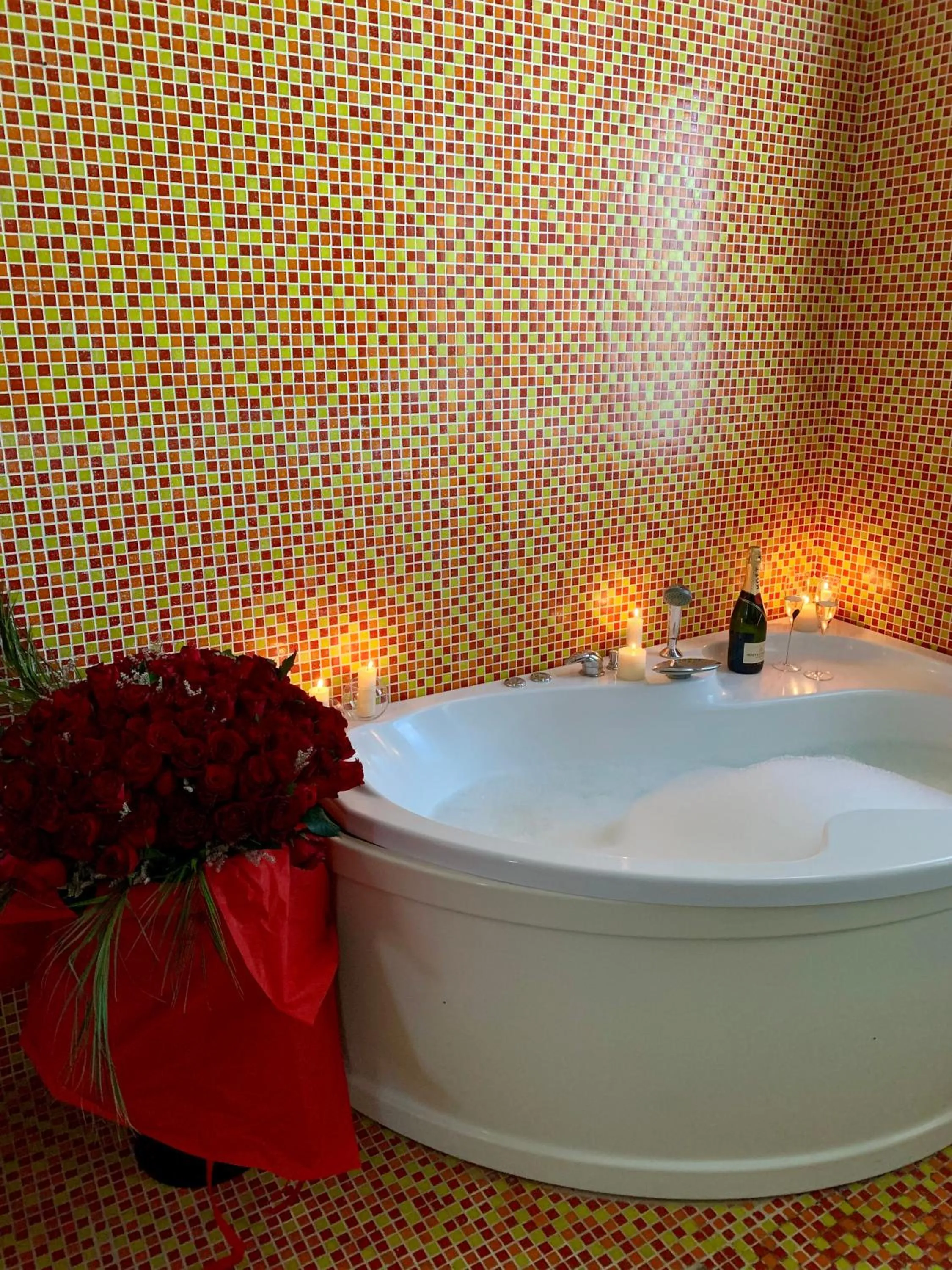 Hot Tub in Atlantic Hotel - Free Parking