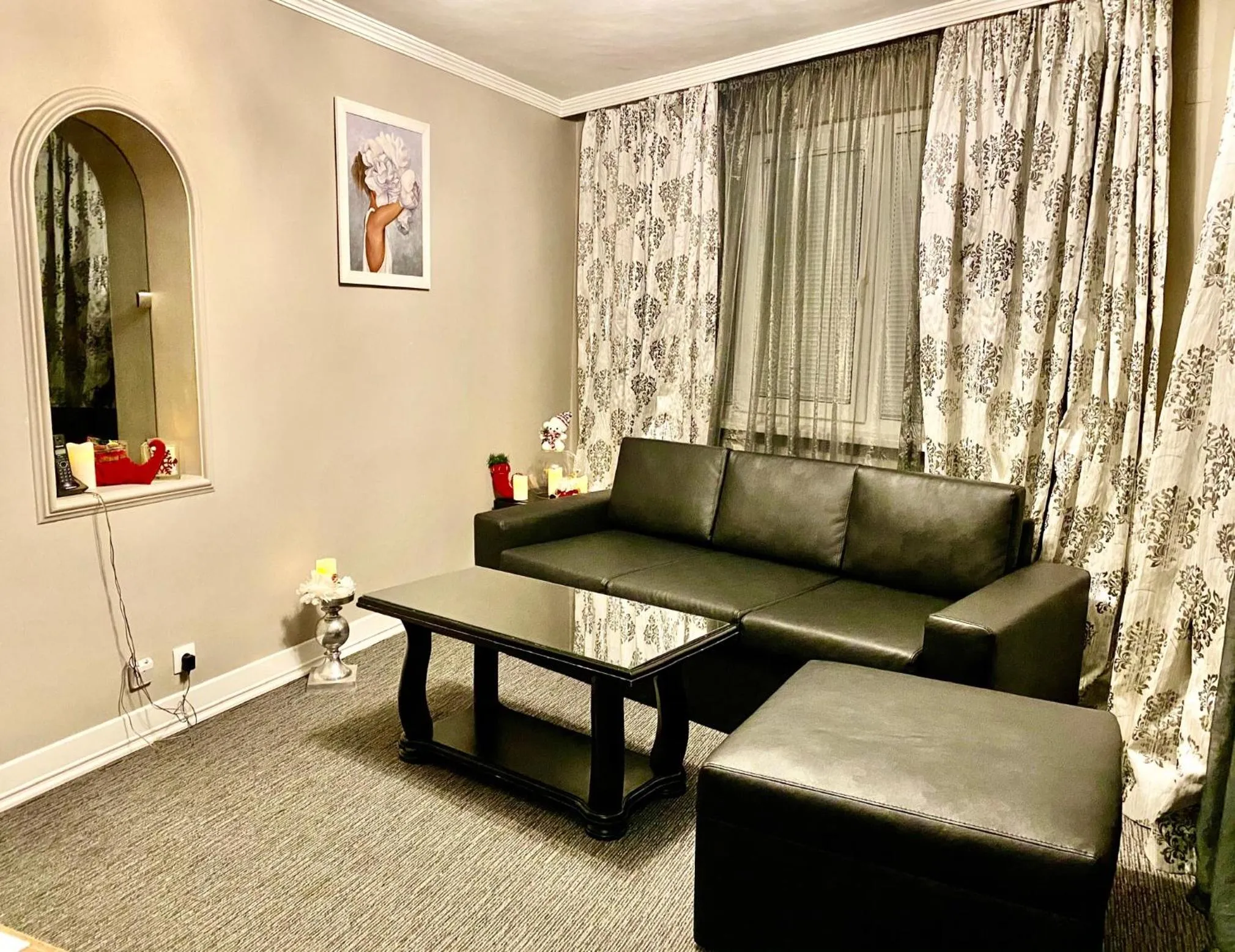 Living room in Atlantic Hotel - Free Parking