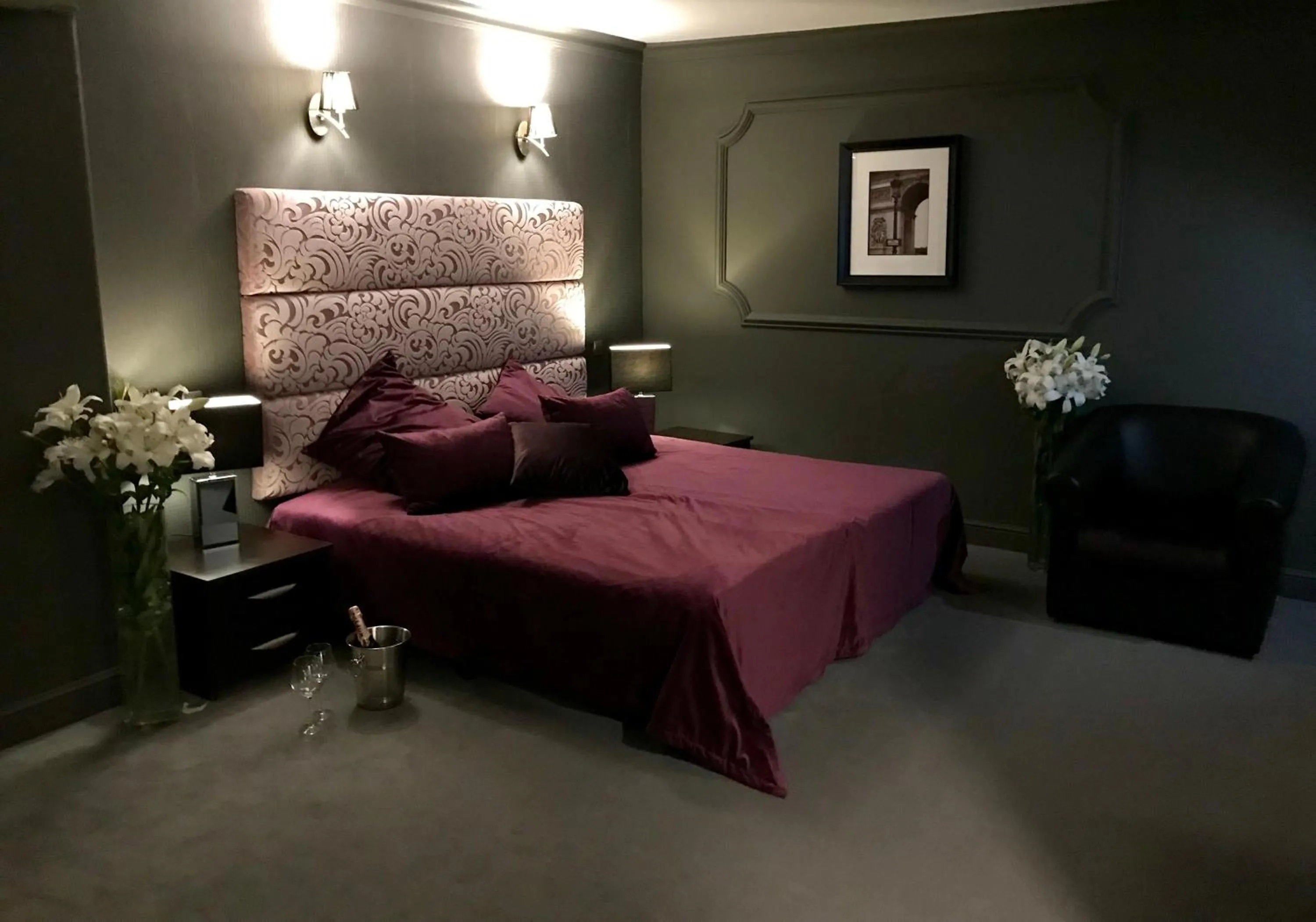 Bathroom, Bed in Atlantic Hotel - Free Parking