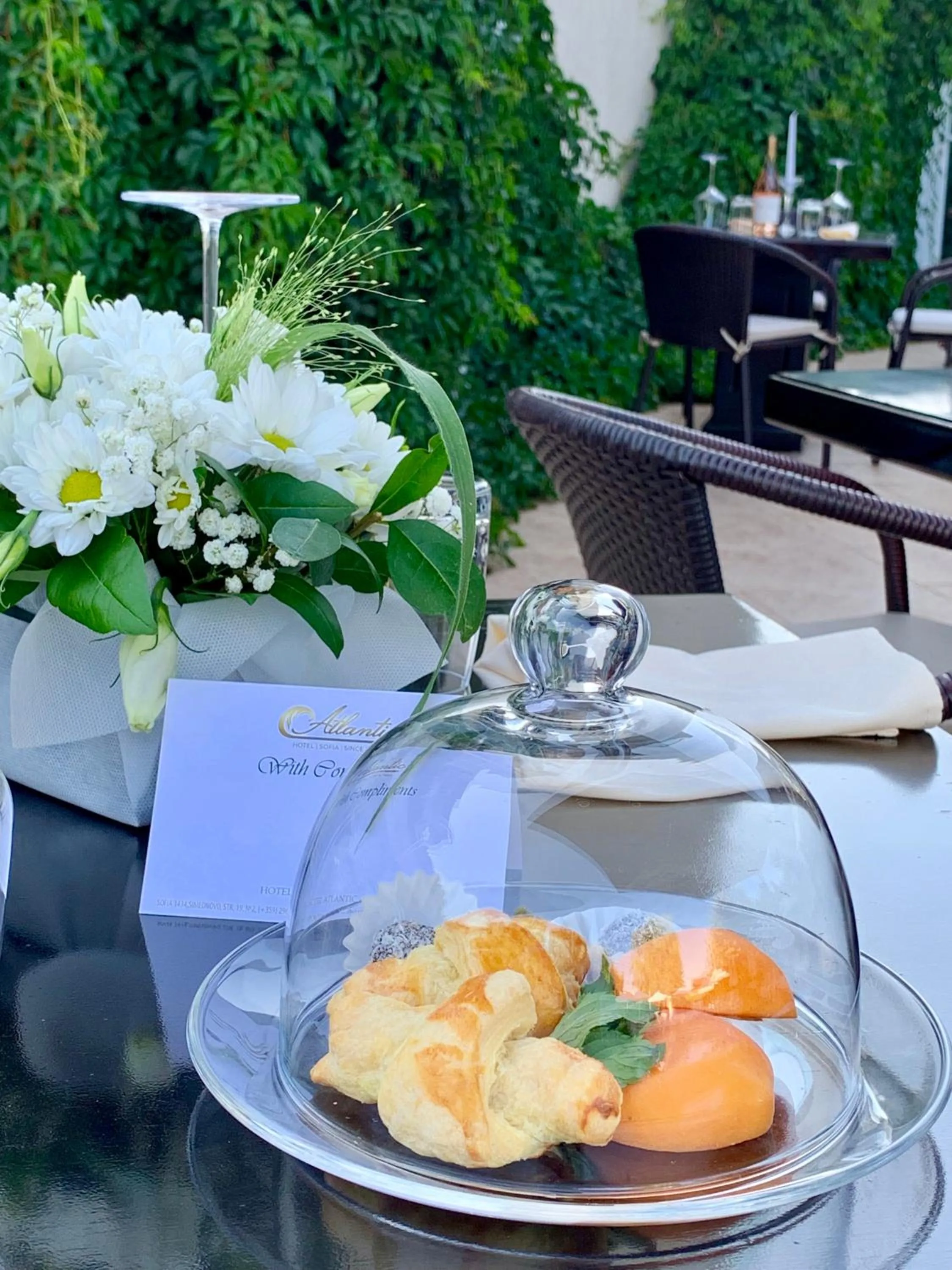 Food and drinks in Atlantic Hotel - Free Parking