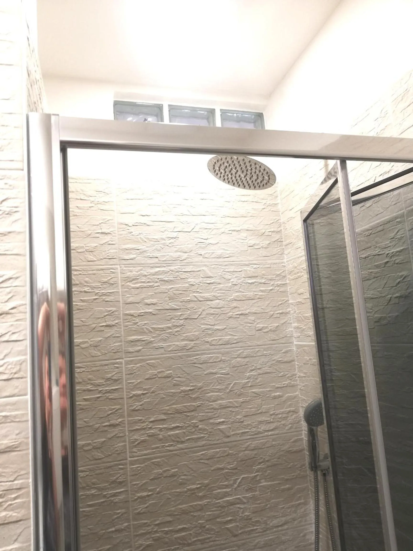 Shower in B&B Villa Montreux