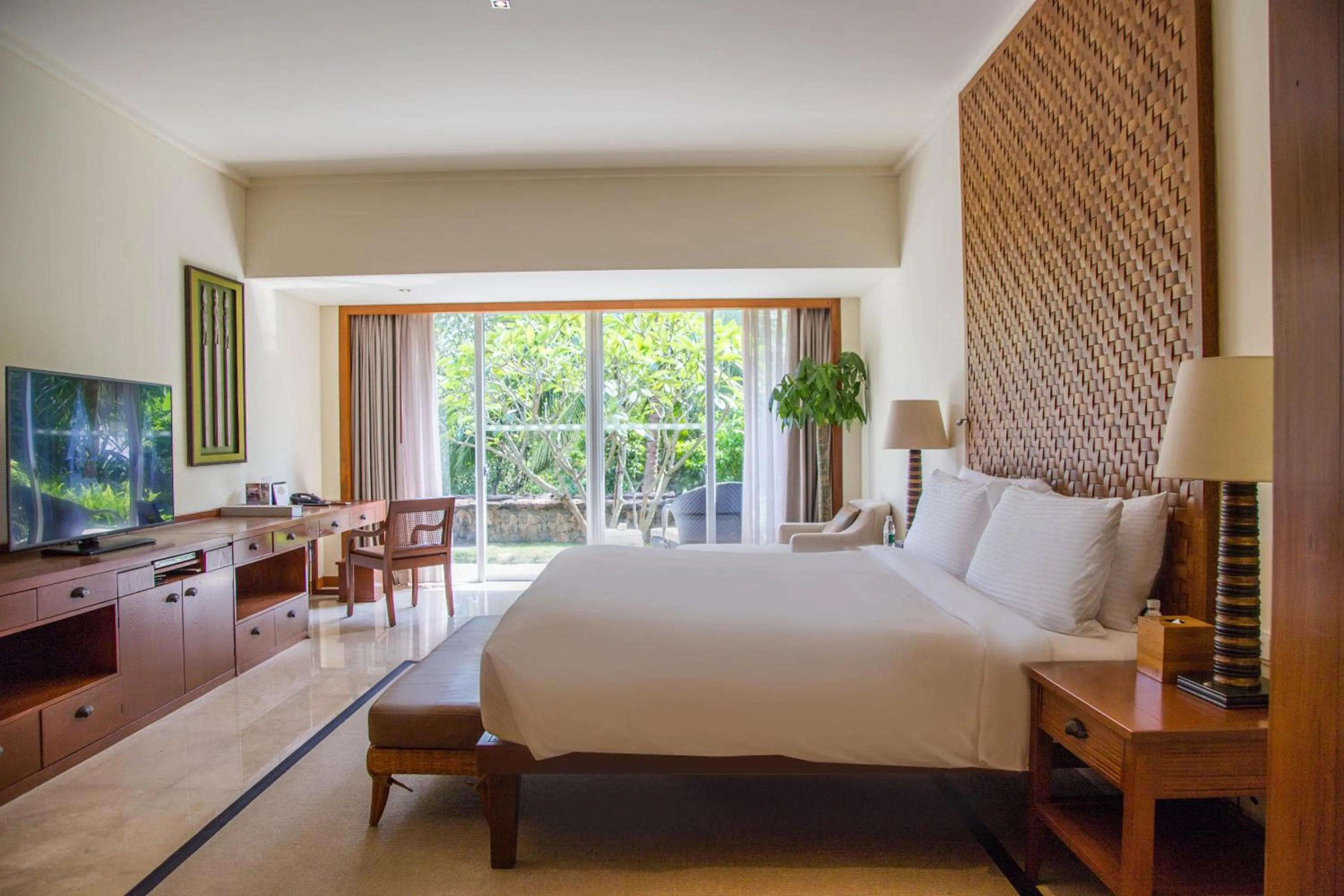 Photo of the whole room, Bed in Mandarin Oriental, Sanya