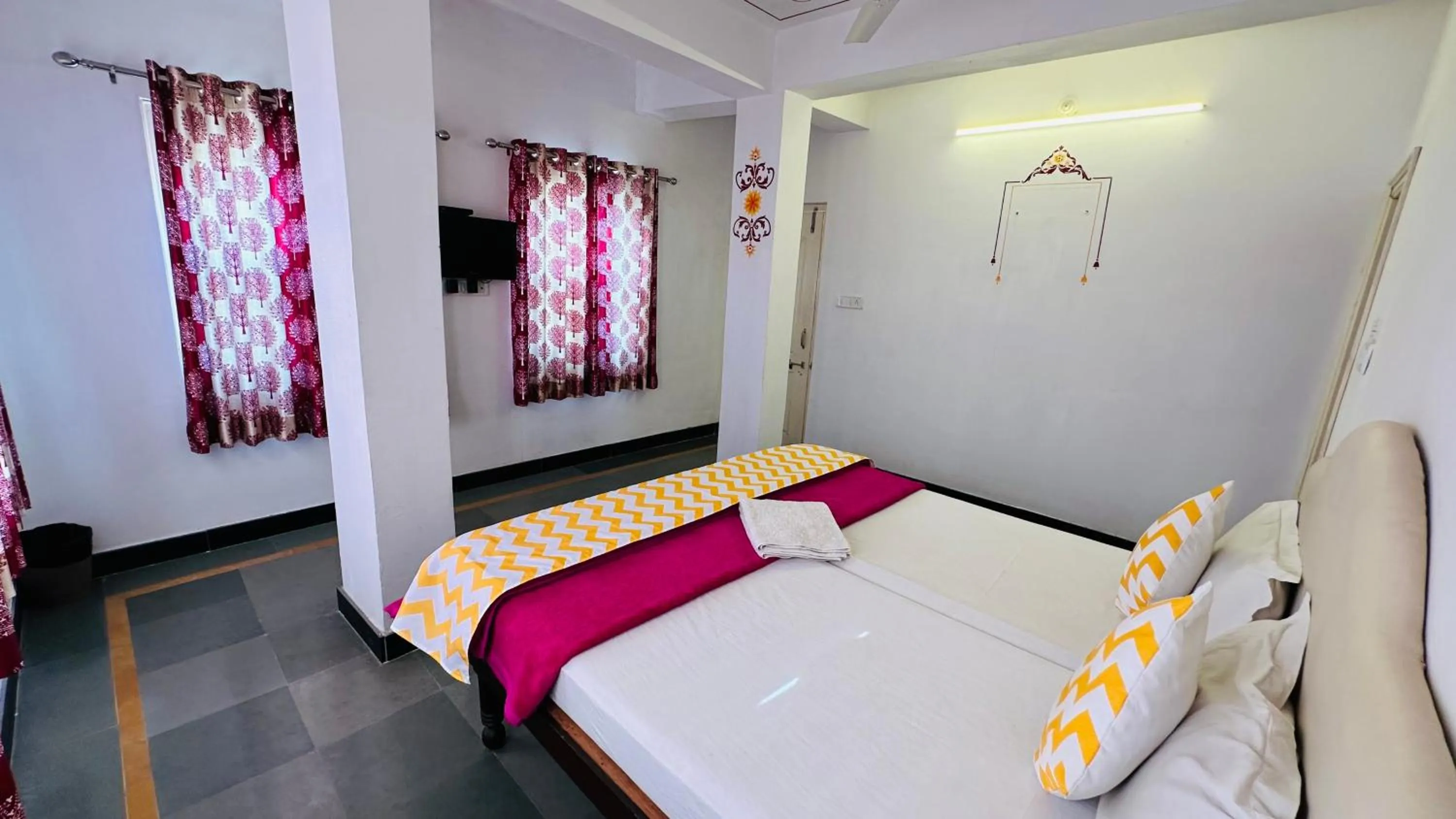 Bed in Maa Ji House on Lake Pichola