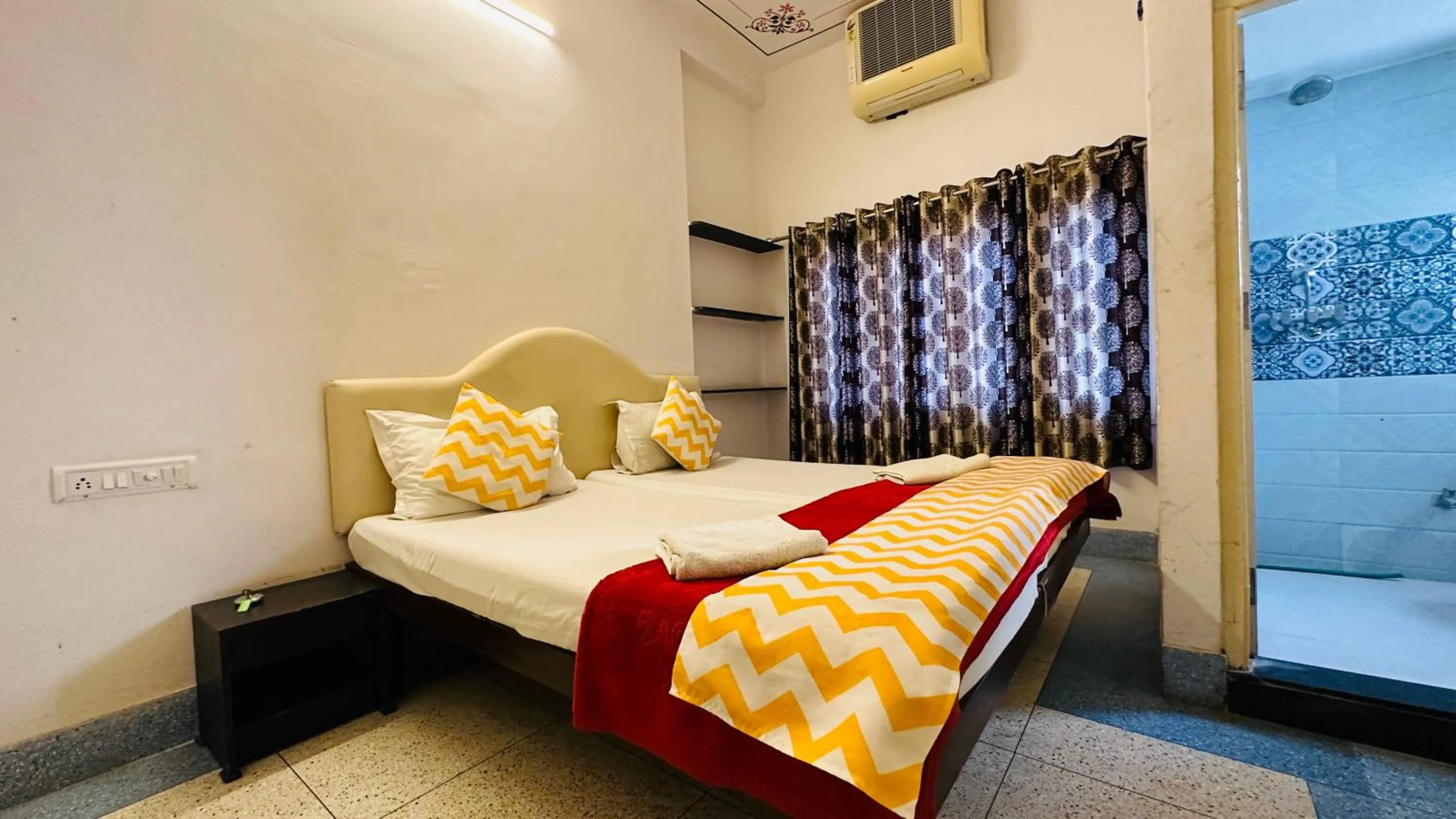 Bed in Maa Ji House on Lake Pichola